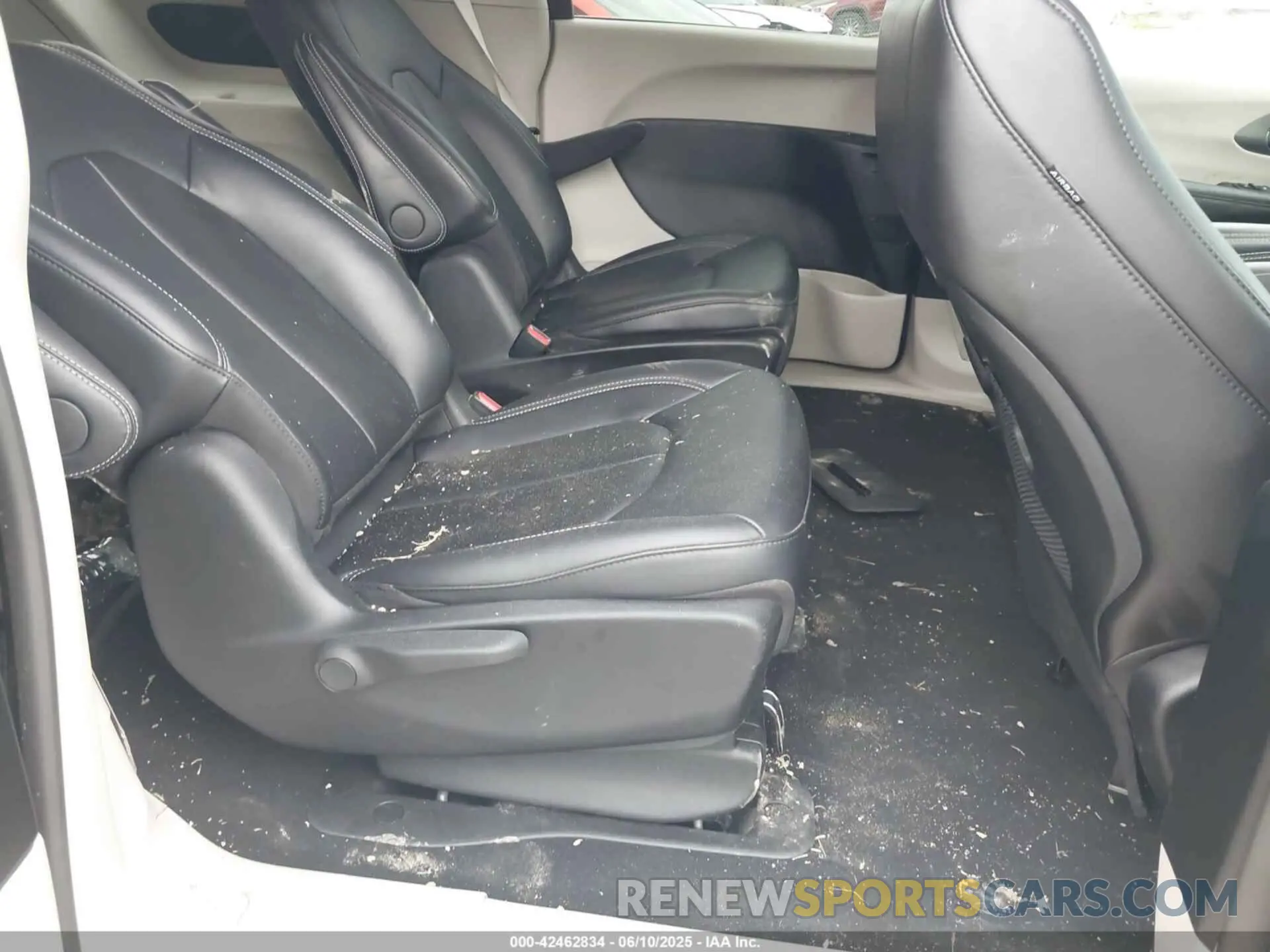 8 Photograph of a damaged car 2C4RC1S74RR169438 CHRYSLER PACIFICA HYBRID 2024