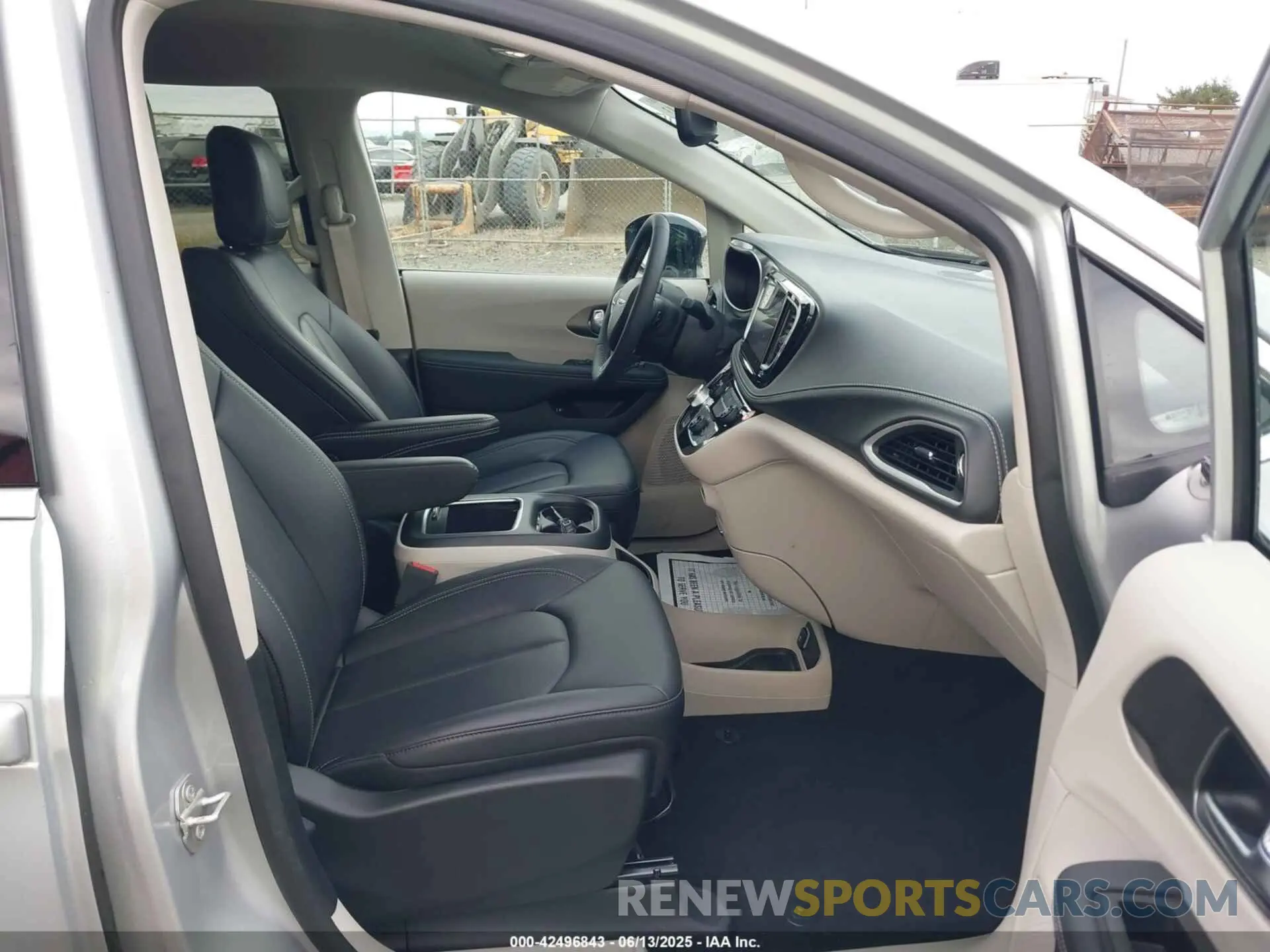 5 Photograph of a damaged car 2C4RC1S75RR156715 CHRYSLER PACIFICA HYBRID 2024