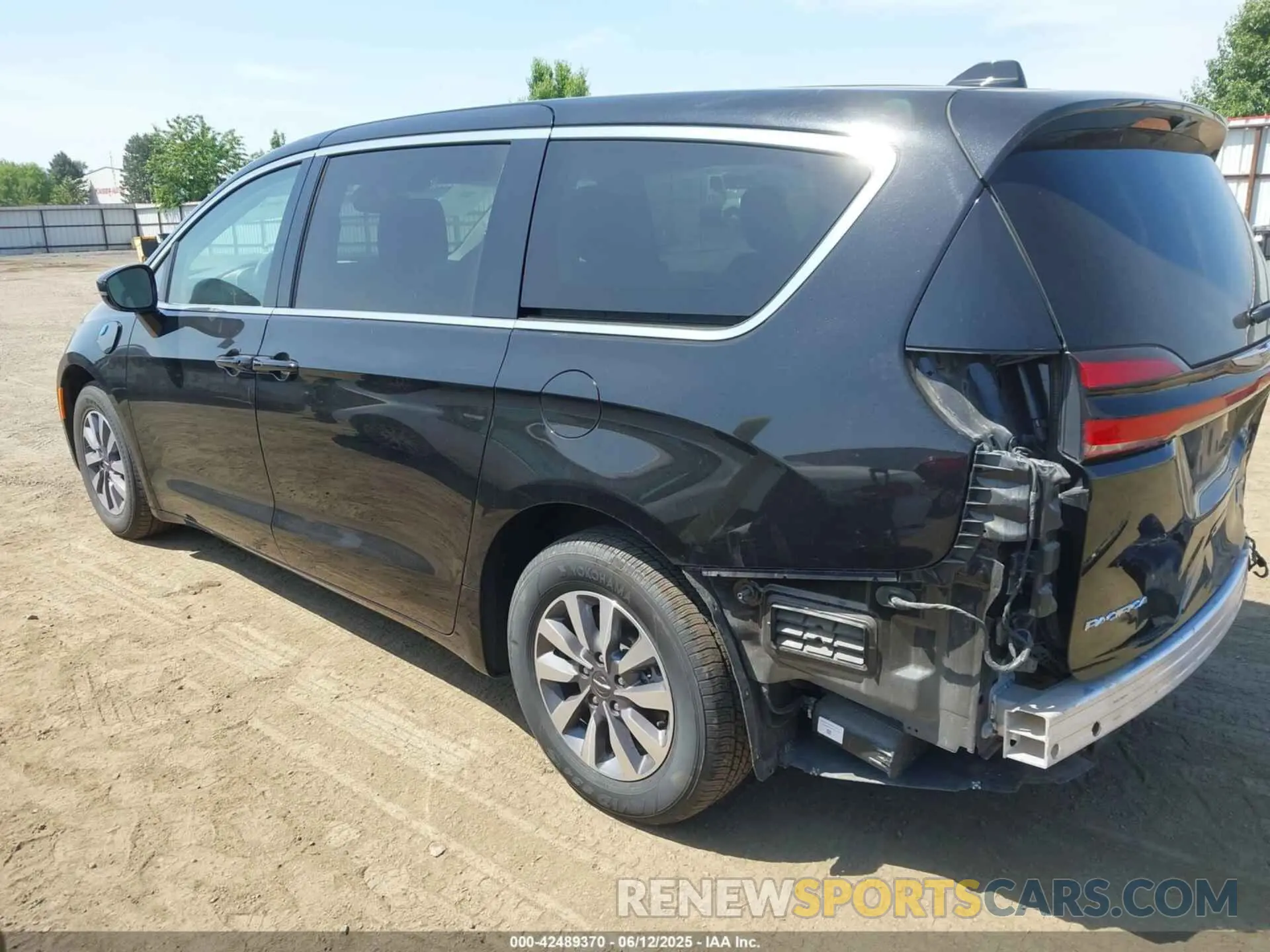 3 Photograph of a damaged car 2C4RC1S76RR177928 CHRYSLER PACIFICA HYBRID 2024