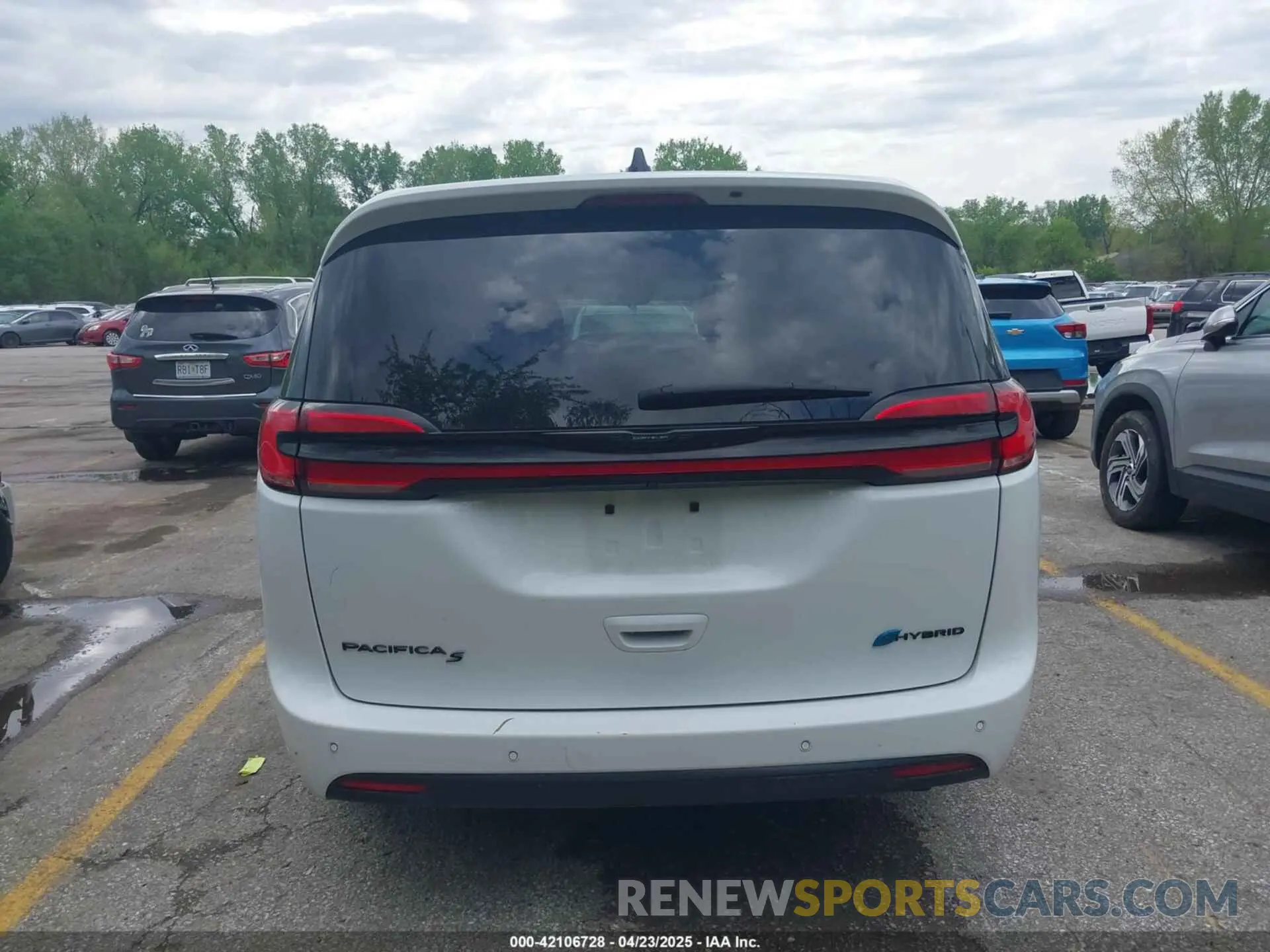 15 Photograph of a damaged car 2C4RC1S77RR111940 CHRYSLER PACIFICA HYBRID 2024