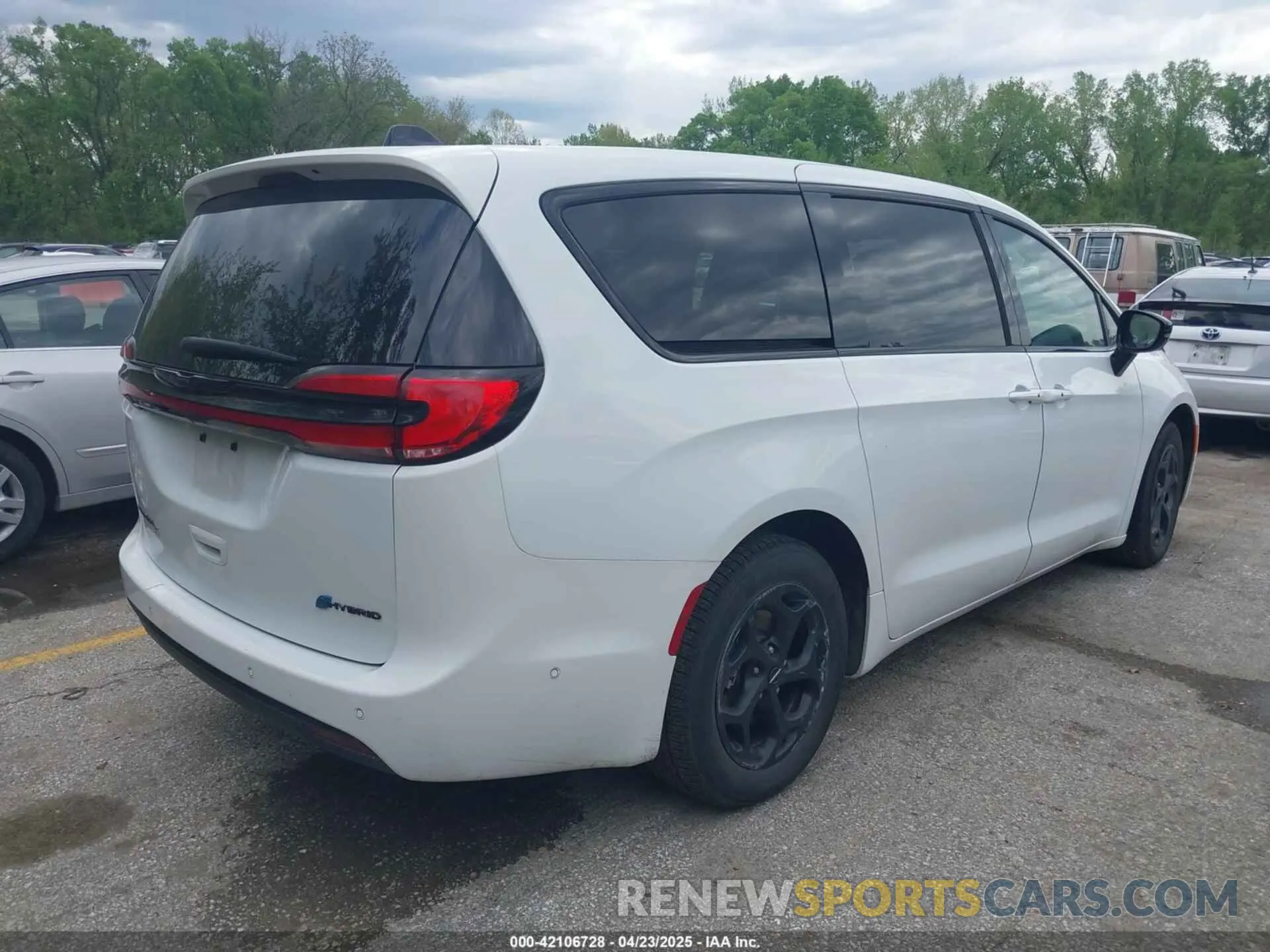 4 Photograph of a damaged car 2C4RC1S77RR111940 CHRYSLER PACIFICA HYBRID 2024