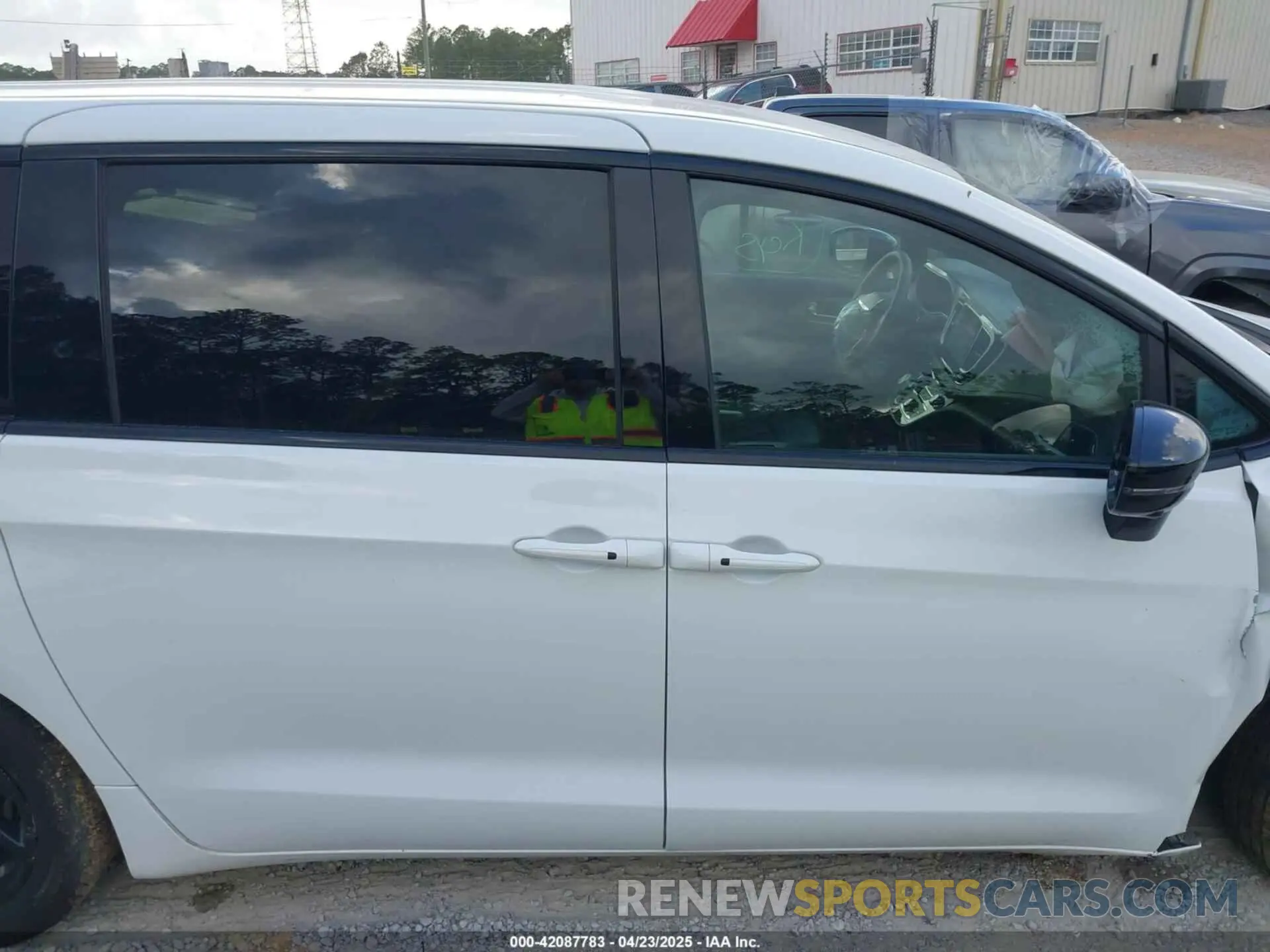 13 Photograph of a damaged car 2C4RC1S7XRR115352 CHRYSLER PACIFICA HYBRID 2024