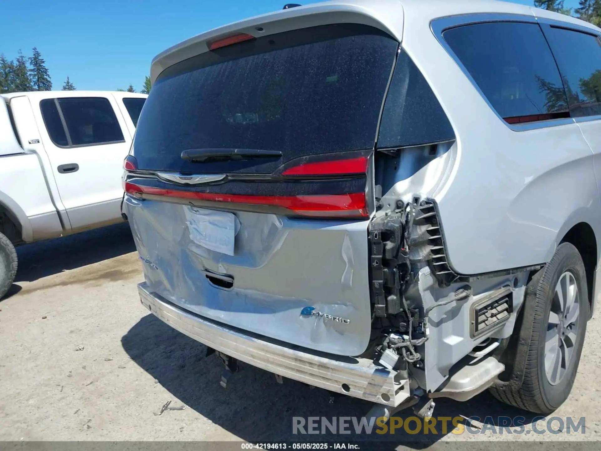 18 Фотография поврежденного автомобиля 2C4RC1S7XRR147332 CHRYSLER PACIFICA HYBRID 2024