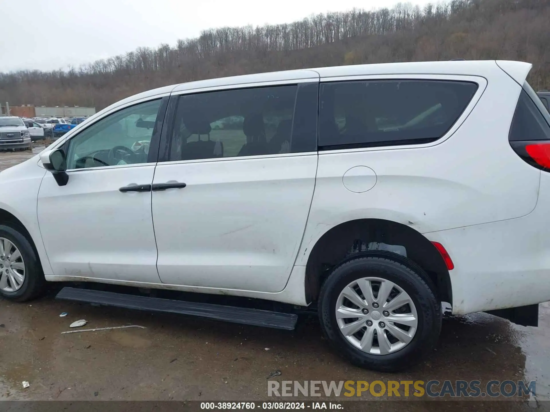 14 Photograph of a damaged car 2C4RC1AG2LR266520 CHRYSLER VOYAGER 2020