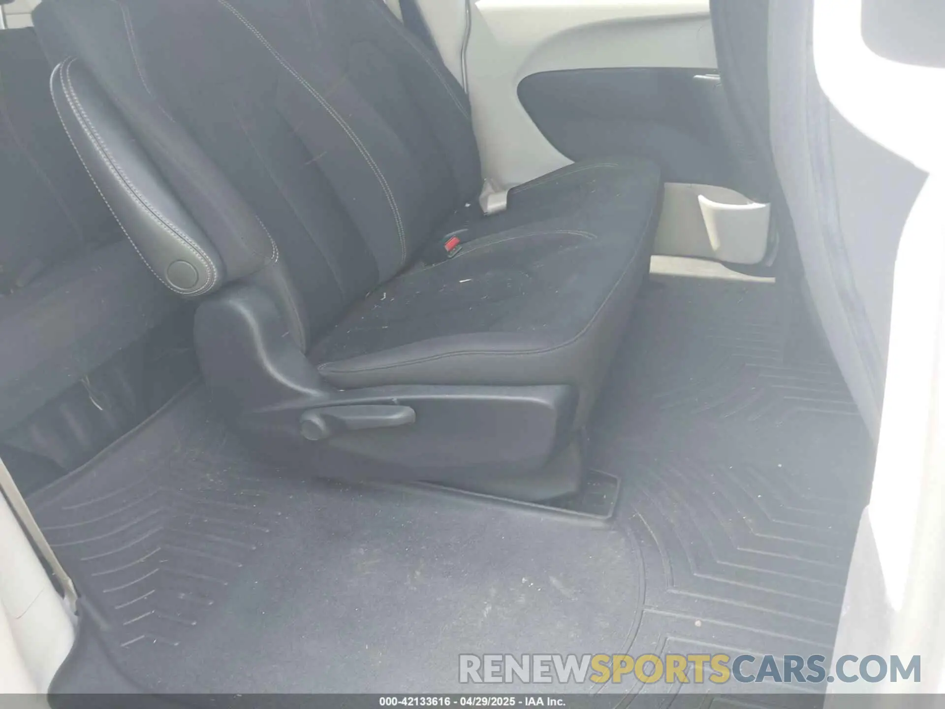 7 Фотография поврежденного автомобиля 2C4RC1AG4LR102783 CHRYSLER VOYAGER 2020