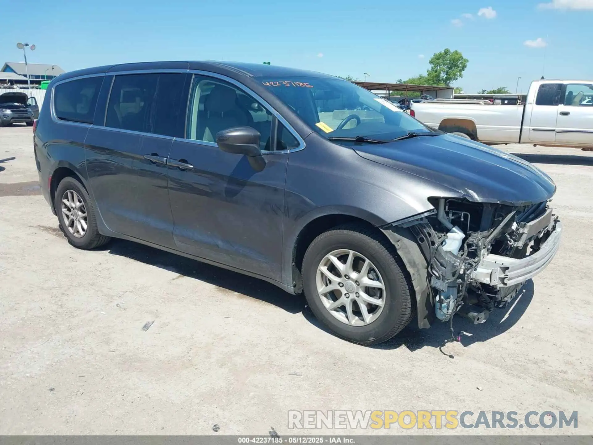 1 Фотография поврежденного автомобиля 2C4RC1CG2LR131258 CHRYSLER VOYAGER 2020