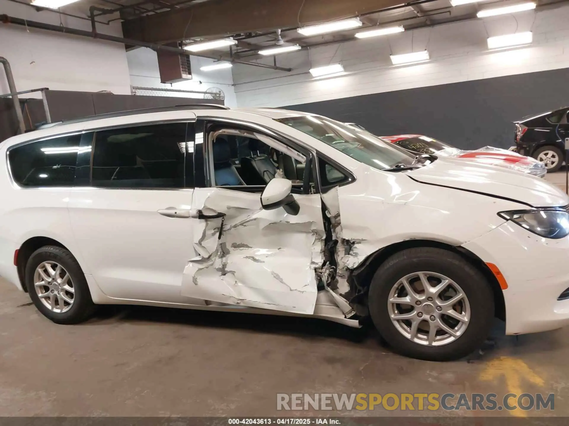 13 Photograph of a damaged car 2C4RC1DG1LR265029 CHRYSLER VOYAGER 2020