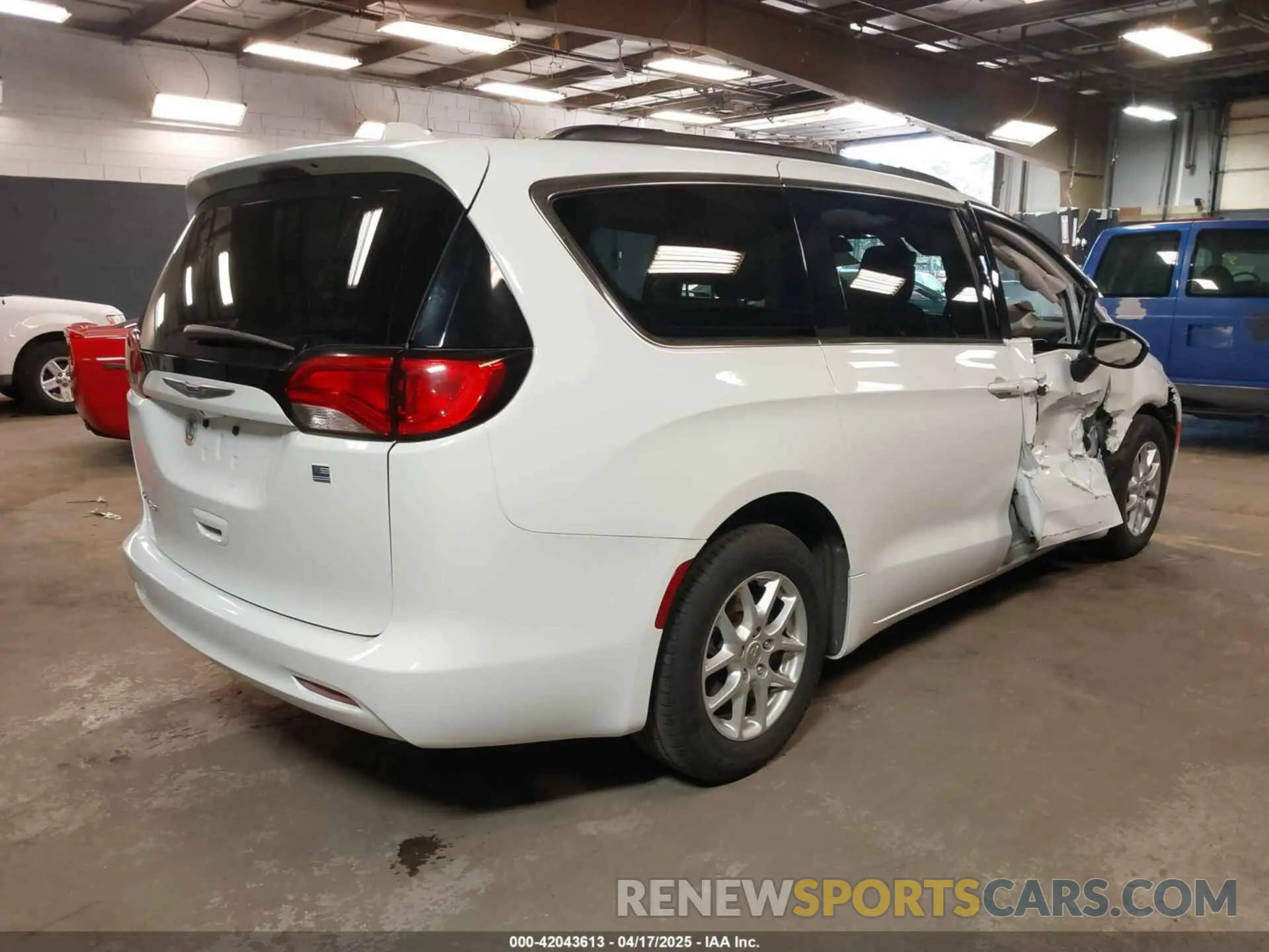 4 Photograph of a damaged car 2C4RC1DG1LR265029 CHRYSLER VOYAGER 2020