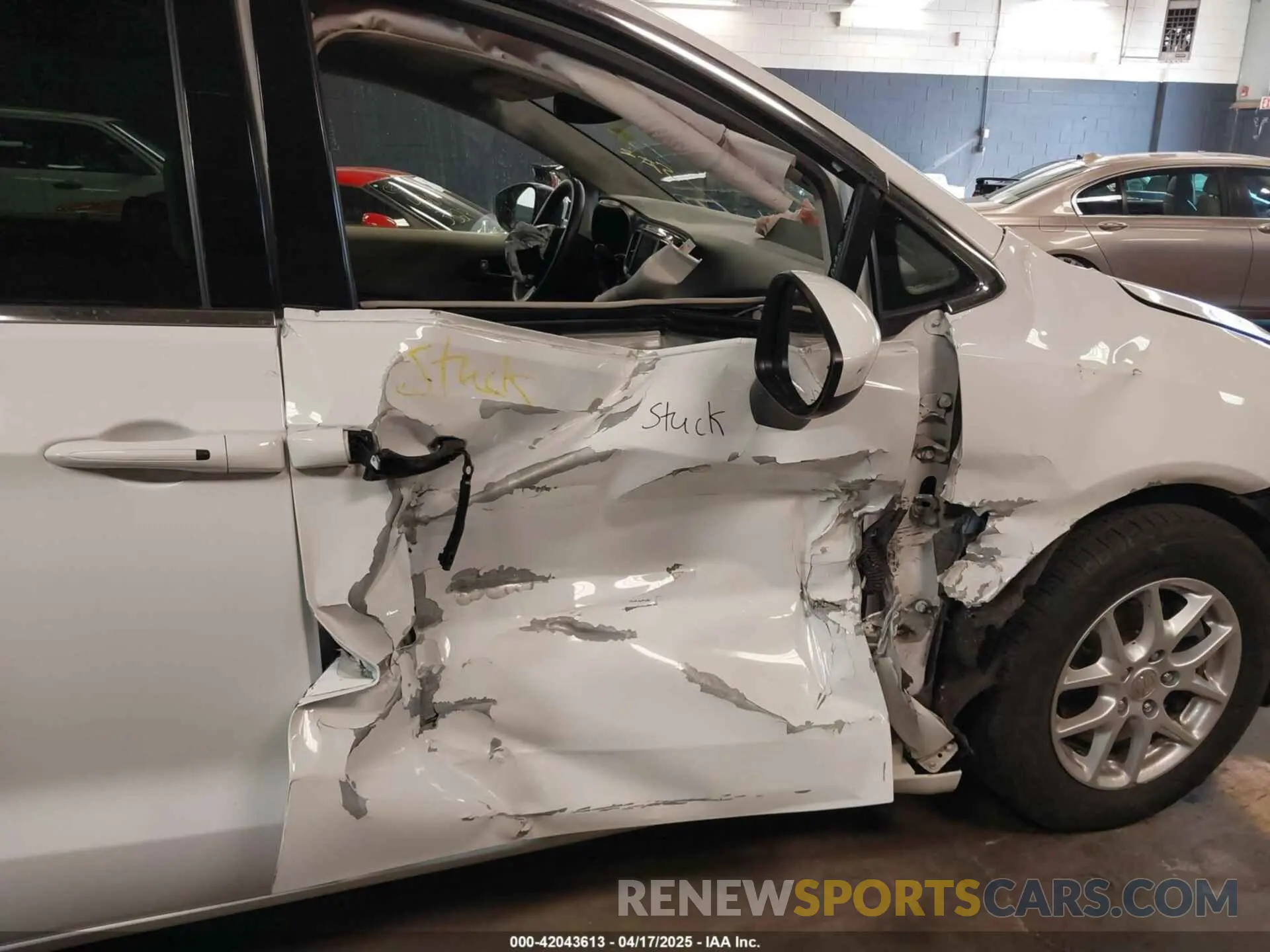 6 Photograph of a damaged car 2C4RC1DG1LR265029 CHRYSLER VOYAGER 2020
