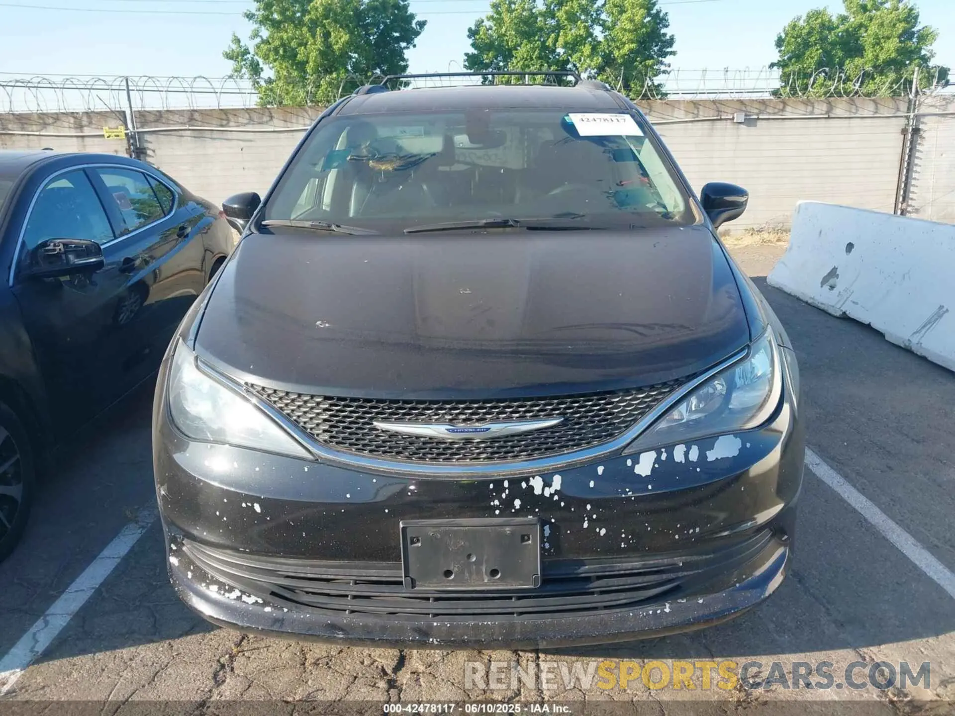 11 Photograph of a damaged car 2C4RC1DG2LR195864 CHRYSLER VOYAGER 2020
