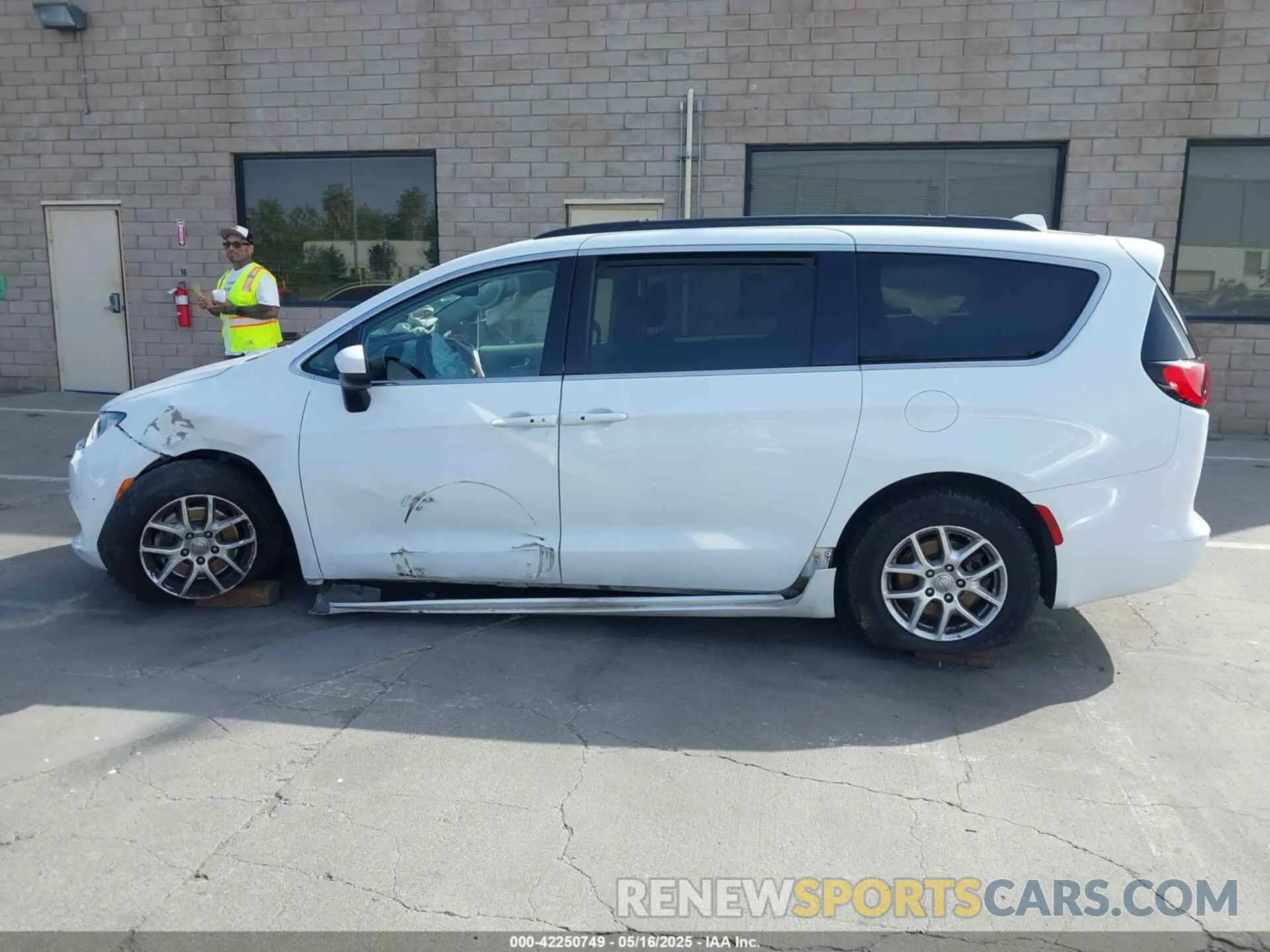 13 Photograph of a damaged car 2C4RC1DG4LR148576 CHRYSLER VOYAGER 2020