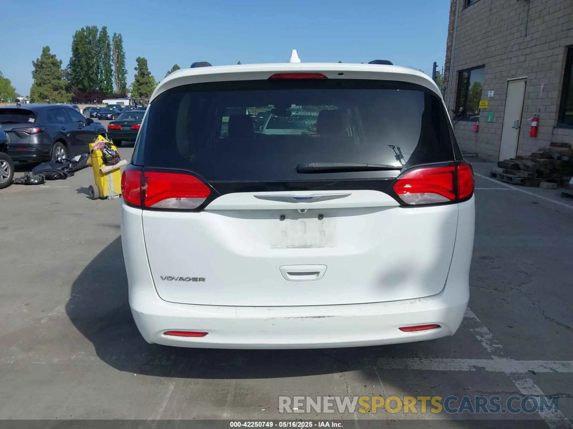 15 Photograph of a damaged car 2C4RC1DG4LR148576 CHRYSLER VOYAGER 2020