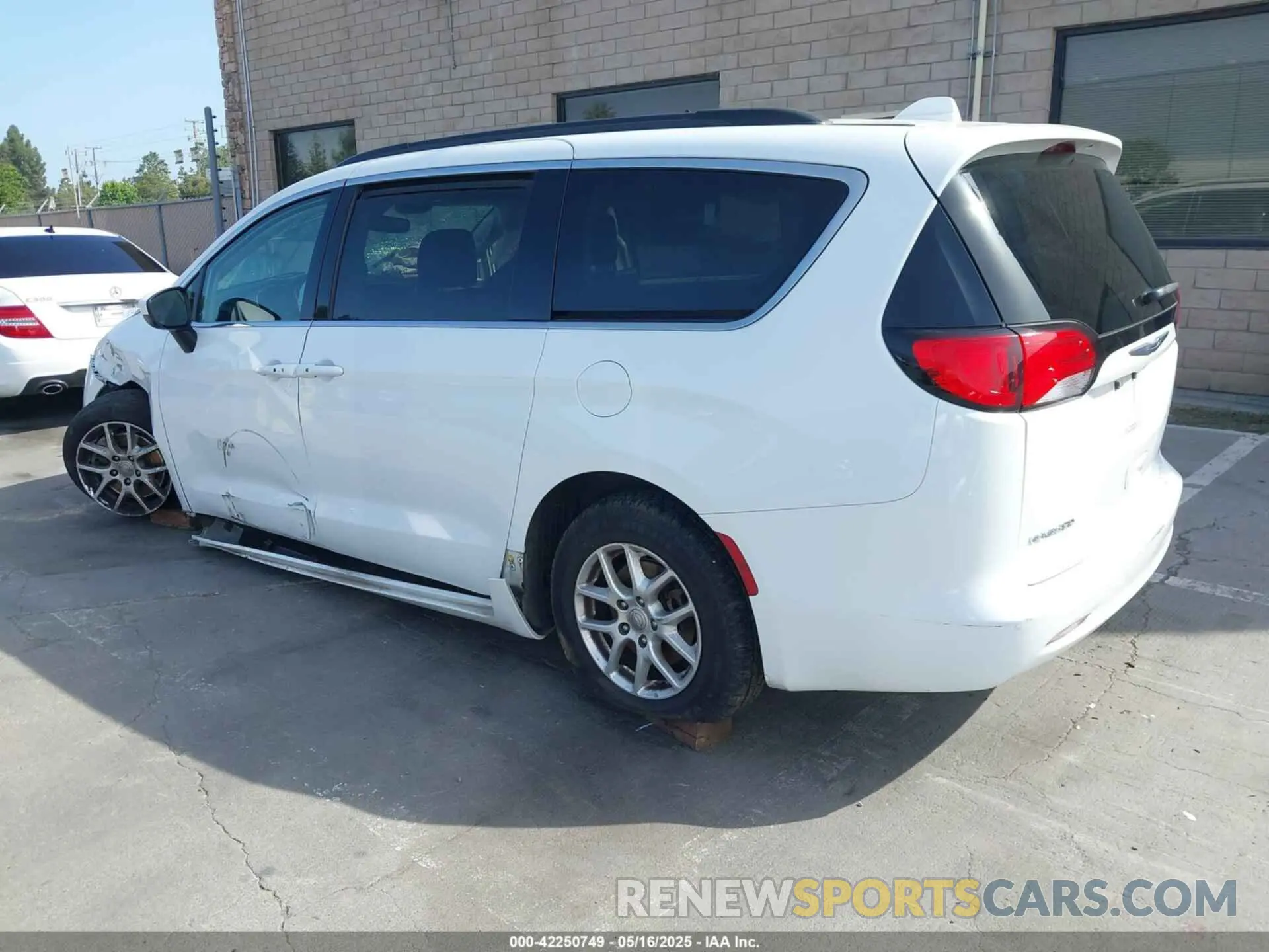 3 Photograph of a damaged car 2C4RC1DG4LR148576 CHRYSLER VOYAGER 2020