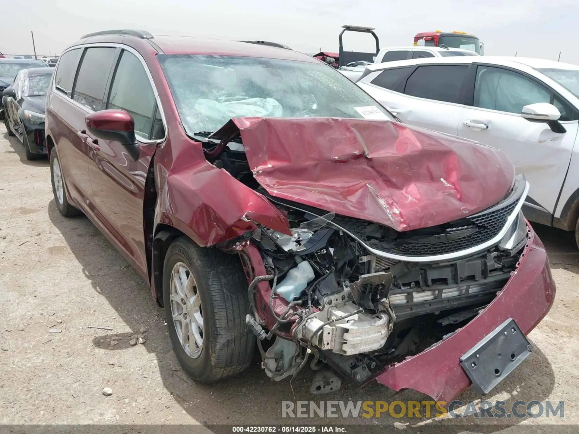 1 Фотография поврежденного автомобиля 2C4RC1DG4LR260889 CHRYSLER VOYAGER 2020