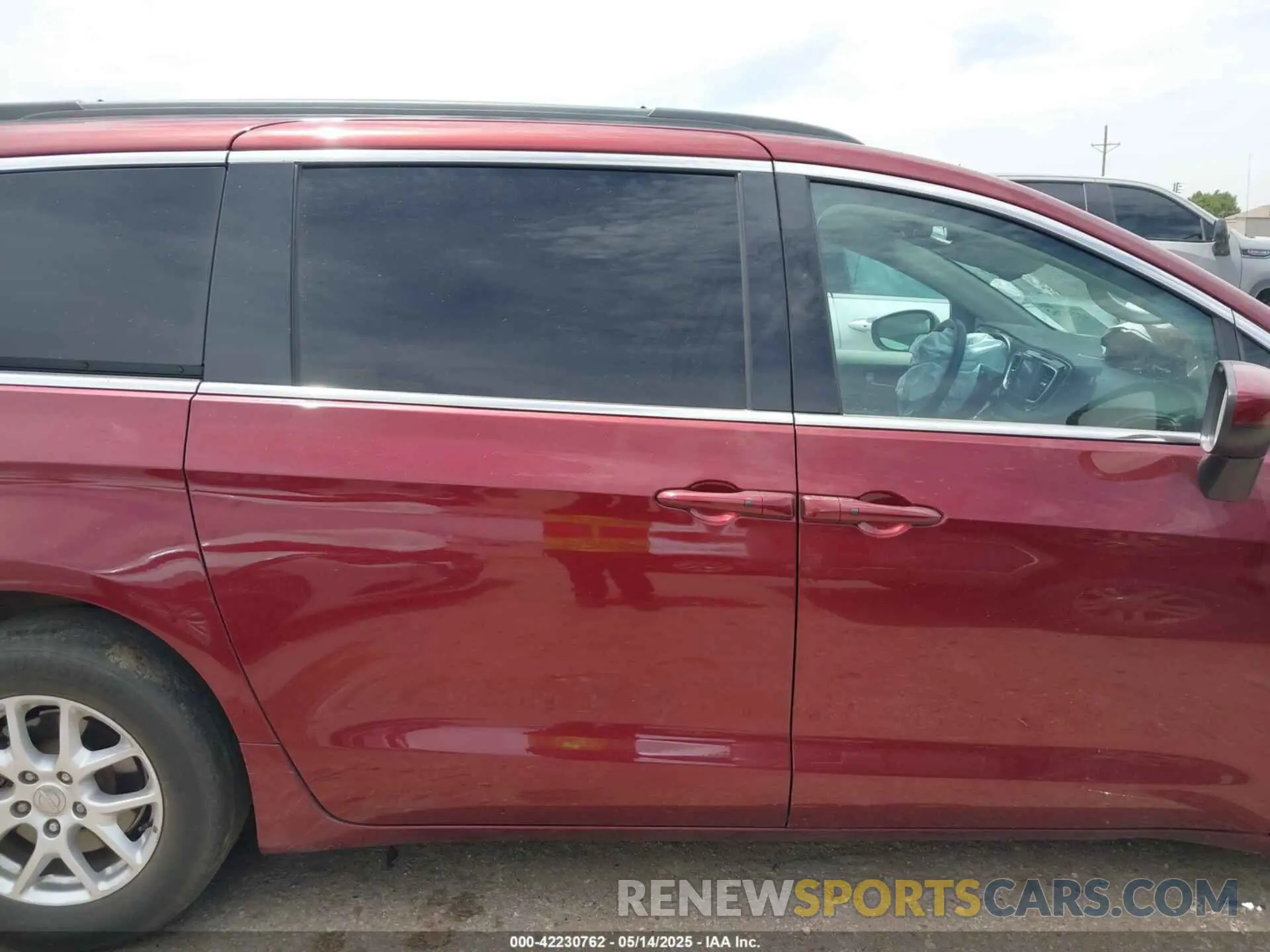 12 Фотография поврежденного автомобиля 2C4RC1DG4LR260889 CHRYSLER VOYAGER 2020