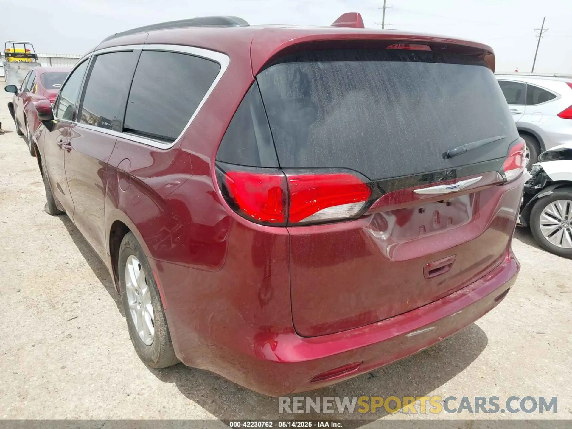 3 Фотография поврежденного автомобиля 2C4RC1DG4LR260889 CHRYSLER VOYAGER 2020
