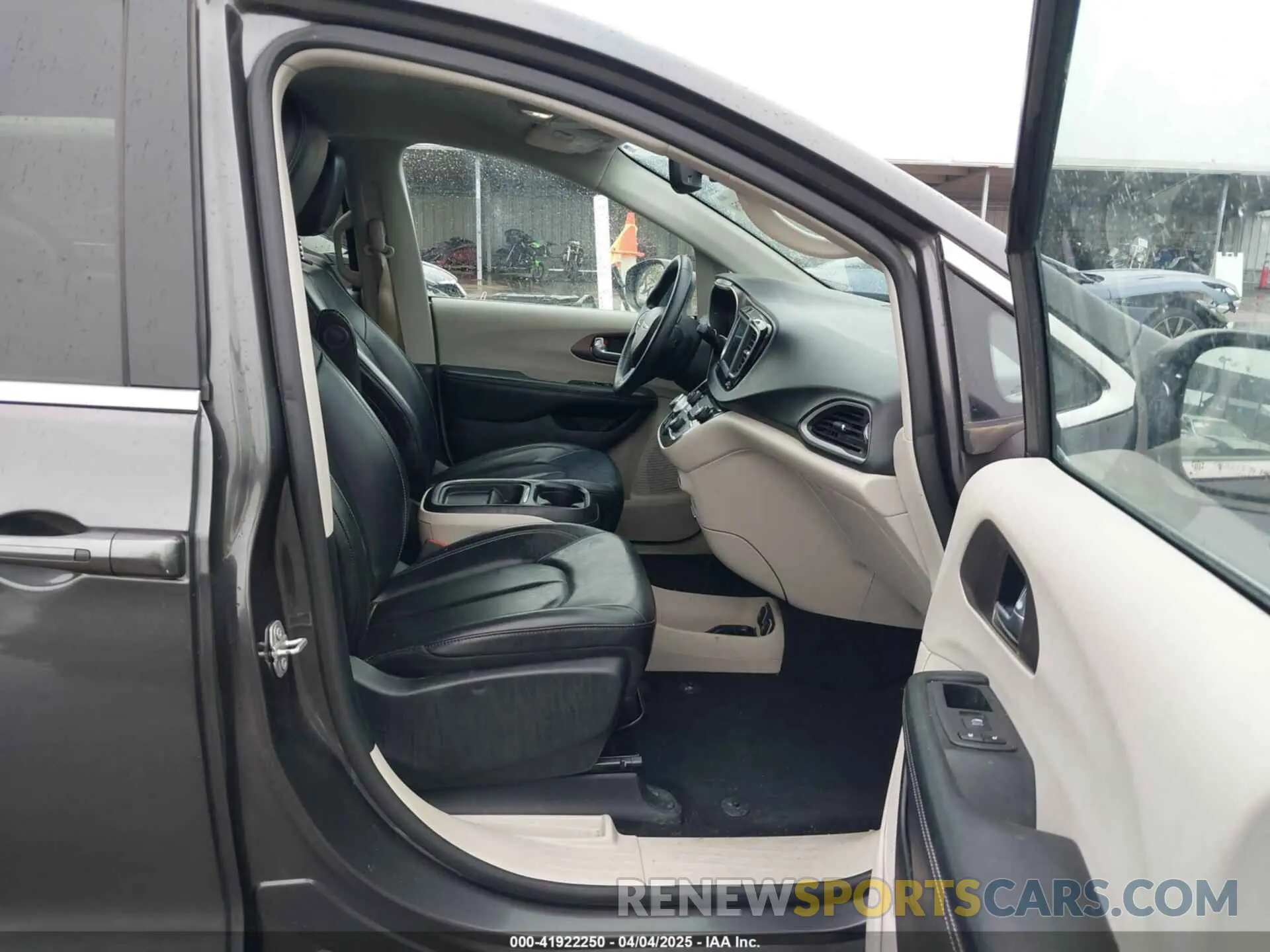 5 Photograph of a damaged car 2C4RC1DG6LR164553 CHRYSLER VOYAGER 2020