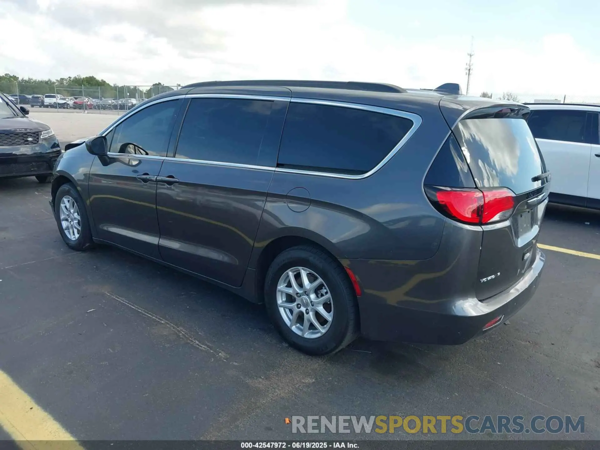 3 Photograph of a damaged car 2C4RC1DG6LR195933 CHRYSLER VOYAGER 2020