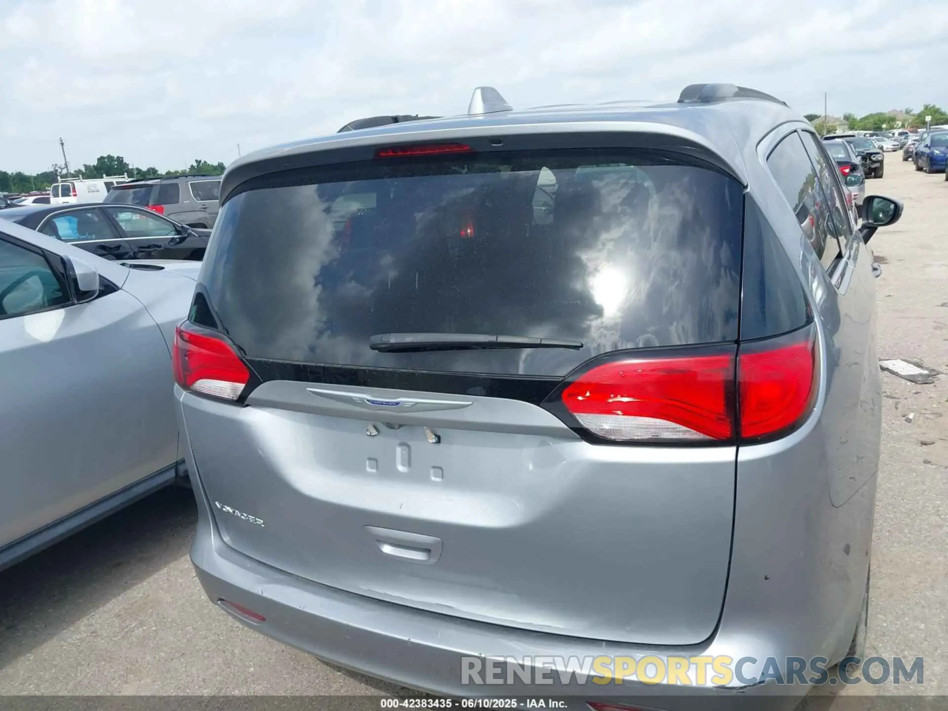 16 Фотография поврежденного автомобиля 2C4RC1DG7LR261048 CHRYSLER VOYAGER 2020