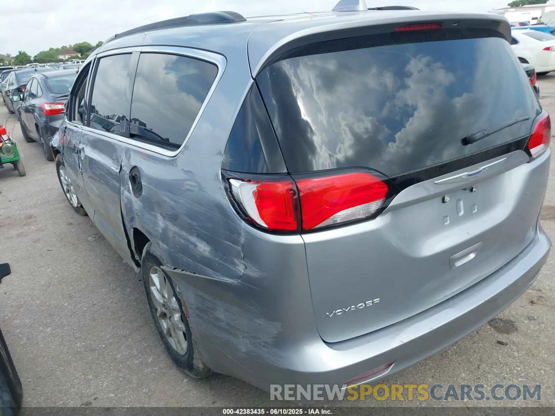 3 Фотография поврежденного автомобиля 2C4RC1DG7LR261048 CHRYSLER VOYAGER 2020