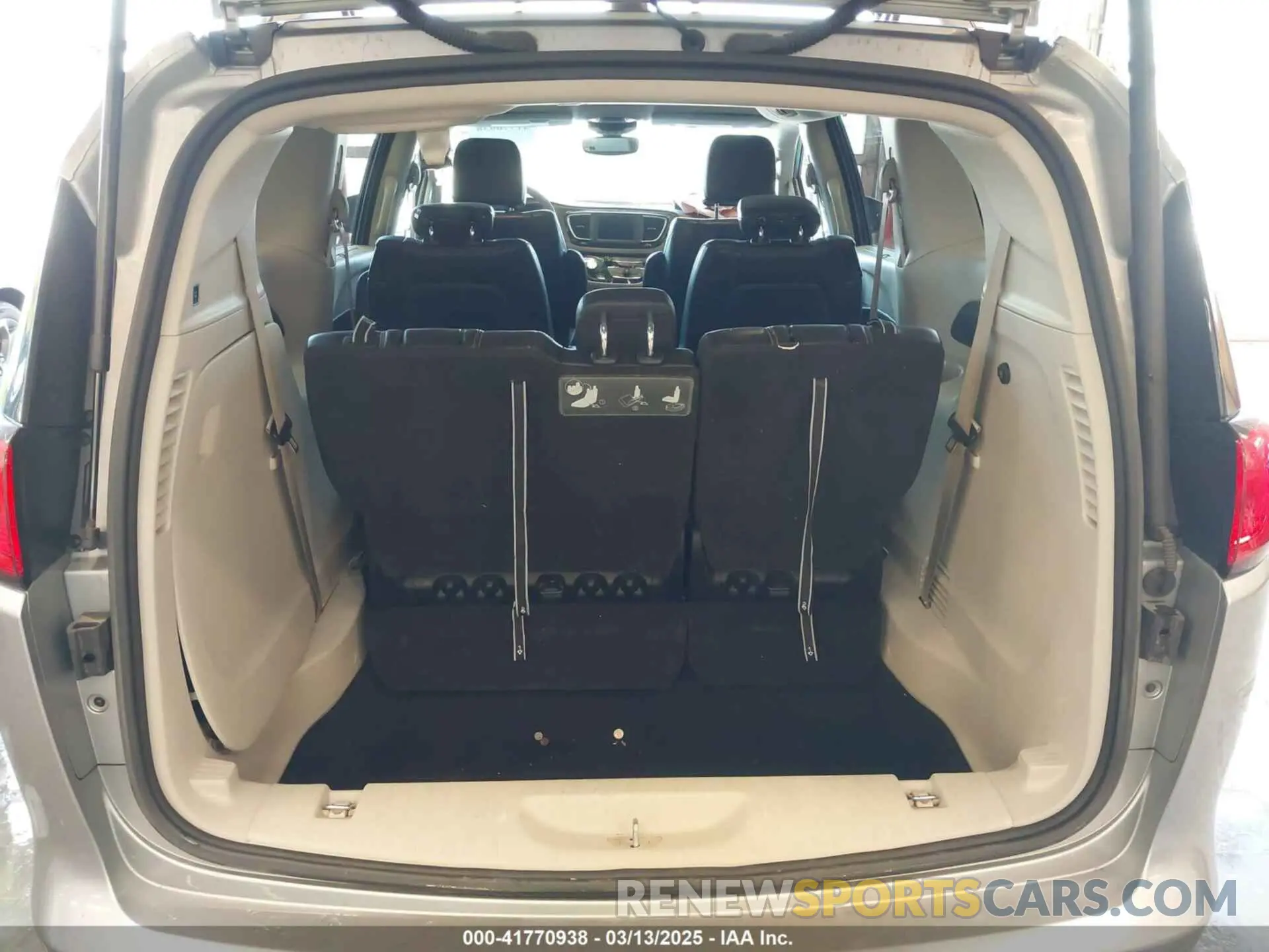 17 Фотография поврежденного автомобиля 2C4RC1DG2MR506453 CHRYSLER VOYAGER 2021