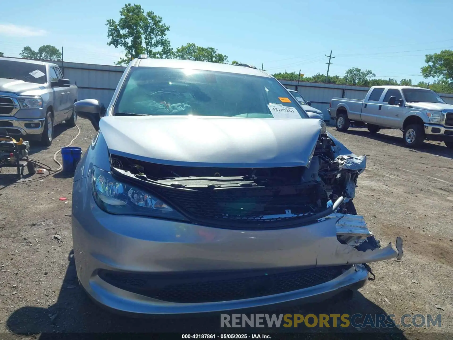 12 Photograph of a damaged car 2C4RC1DG4MR568260 CHRYSLER VOYAGER 2021