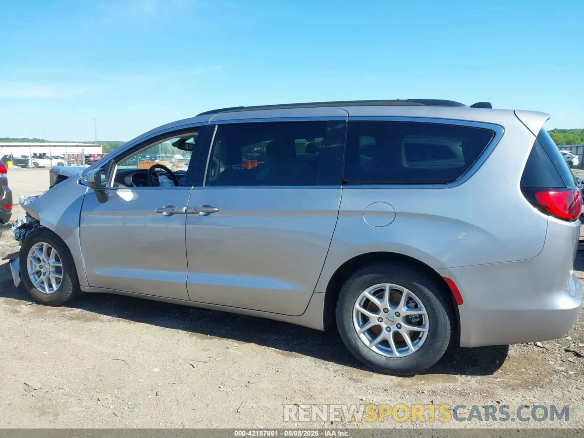 14 Photograph of a damaged car 2C4RC1DG4MR568260 CHRYSLER VOYAGER 2021