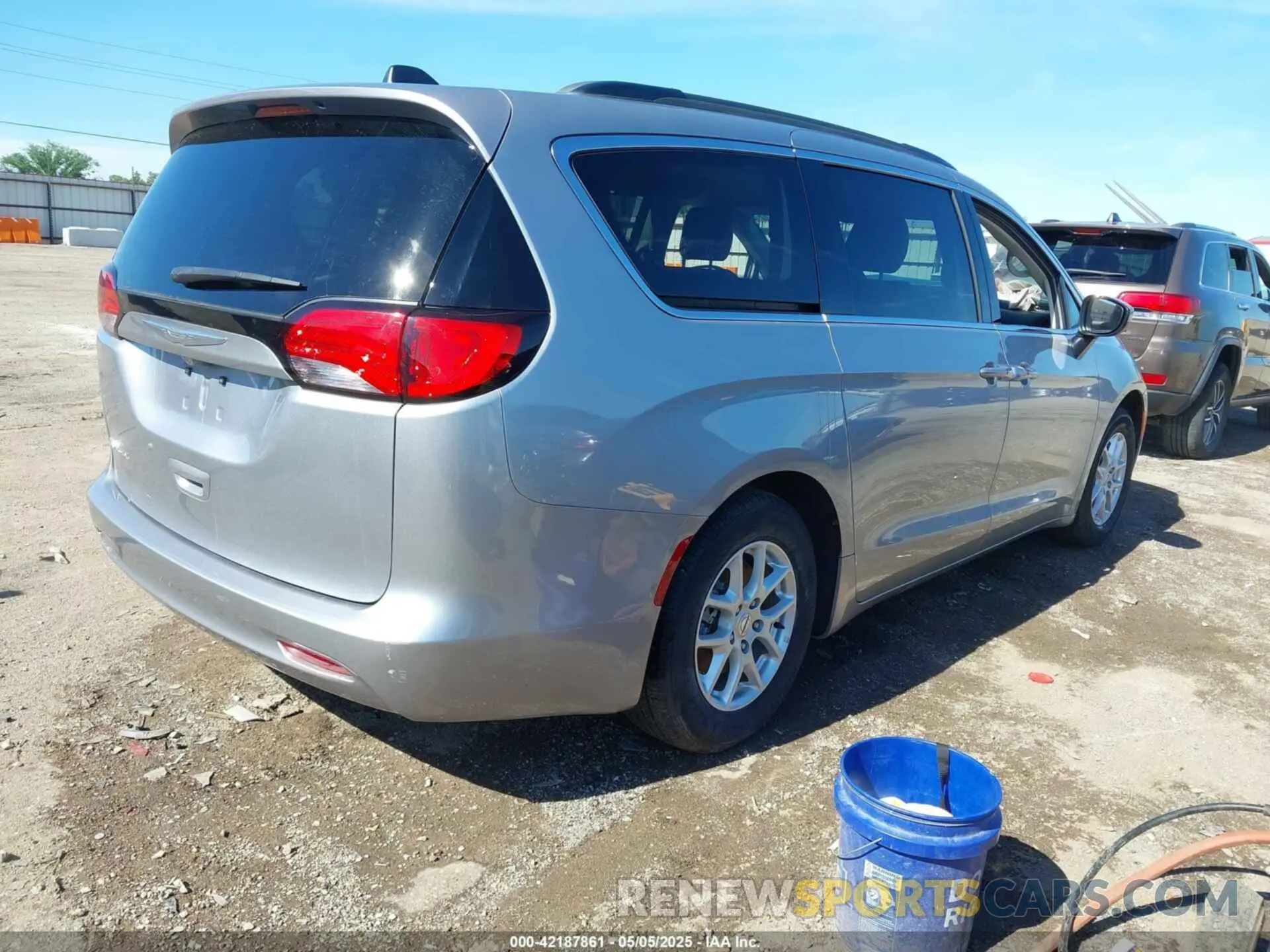 4 Photograph of a damaged car 2C4RC1DG4MR568260 CHRYSLER VOYAGER 2021