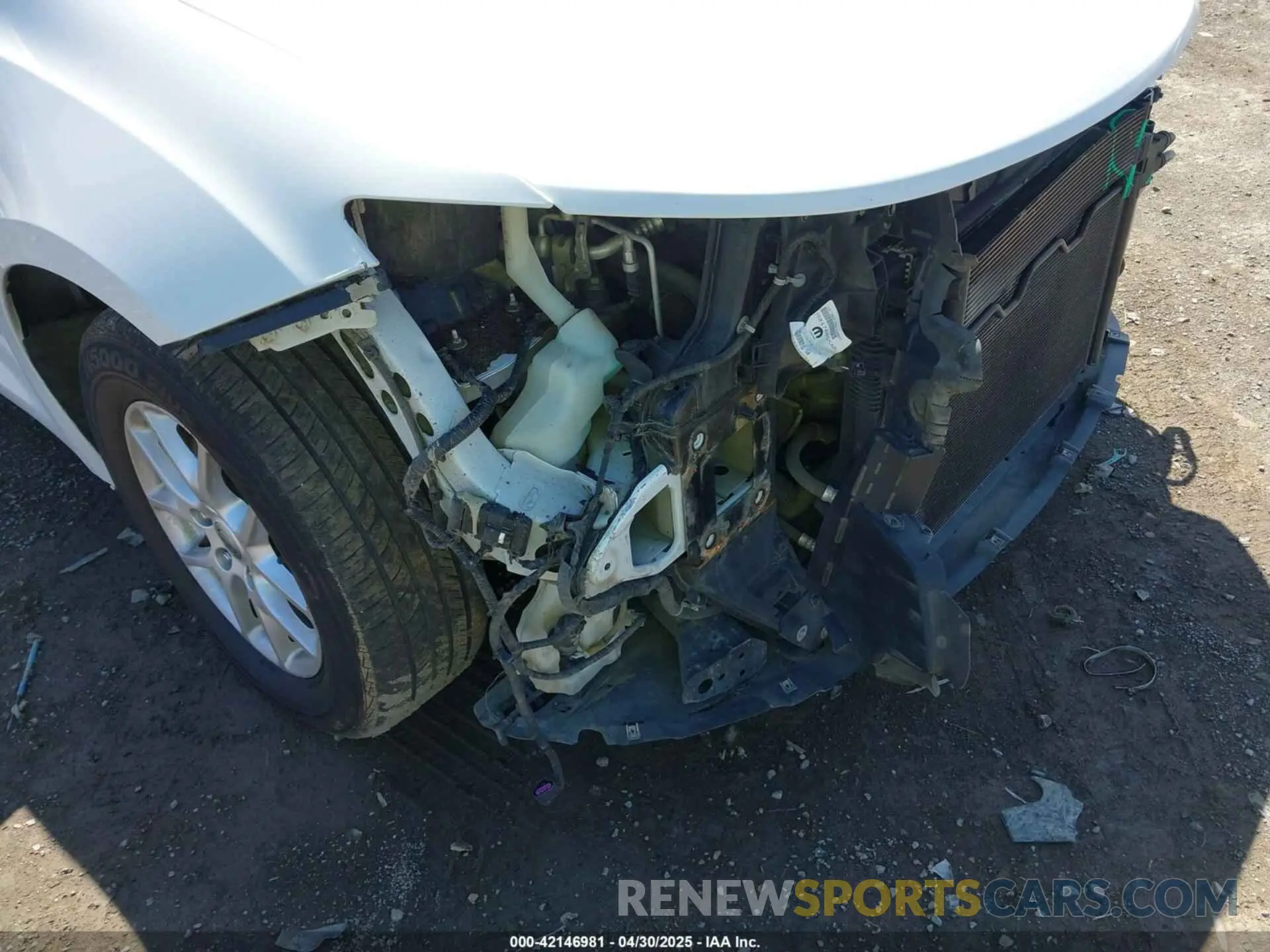 19 Photograph of a damaged car 2C4RC1DG6MR520596 CHRYSLER VOYAGER 2021