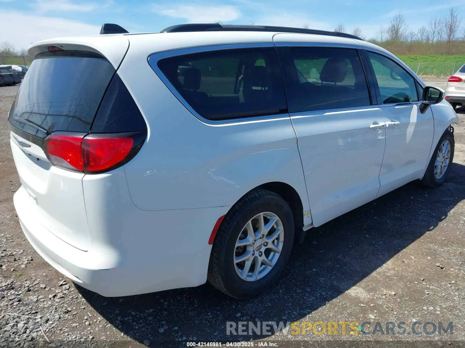 4 Photograph of a damaged car 2C4RC1DG6MR520596 CHRYSLER VOYAGER 2021