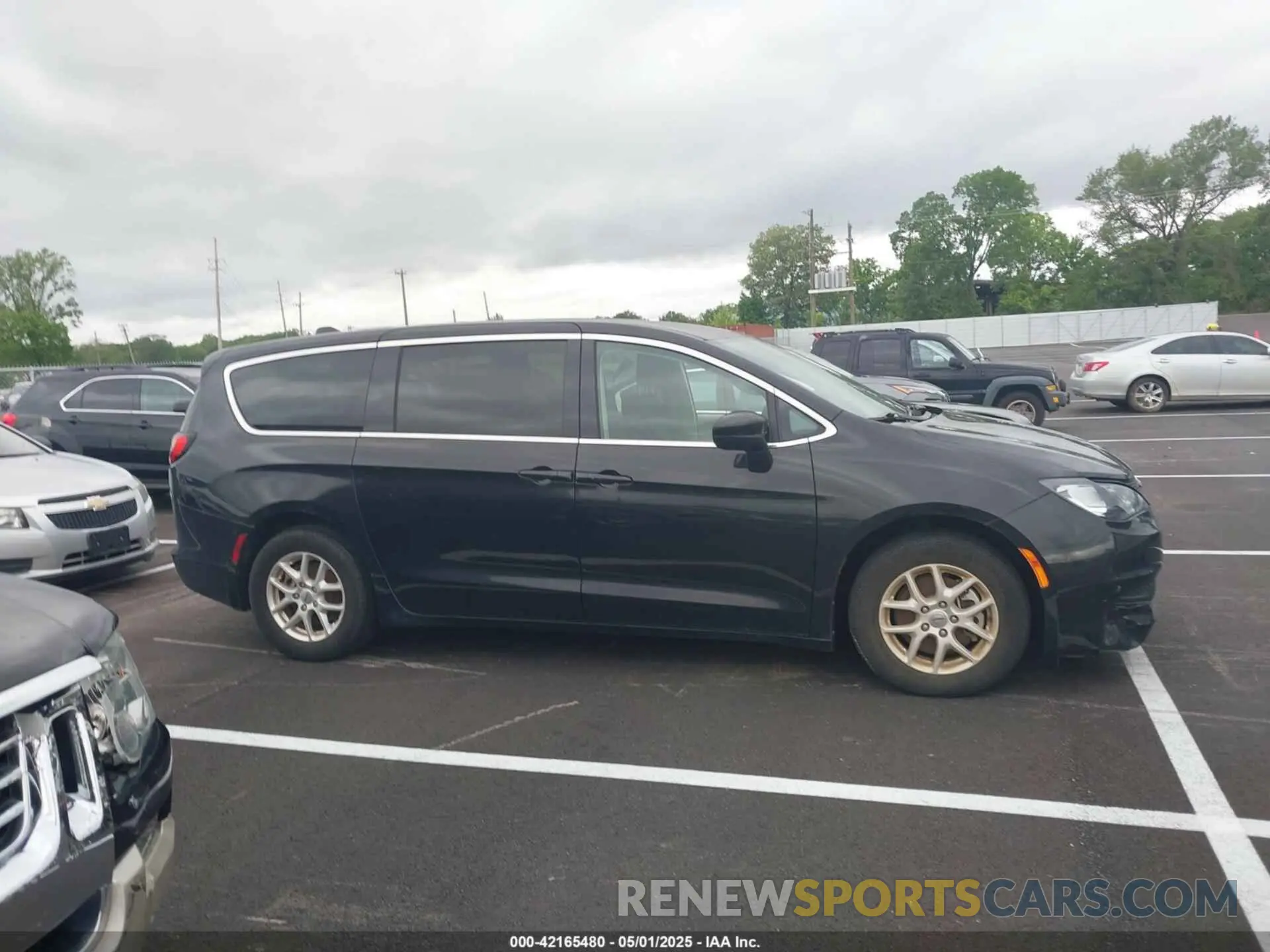 13 Photograph of a damaged car 2C4RC1CG0NR102991 CHRYSLER VOYAGER 2022
