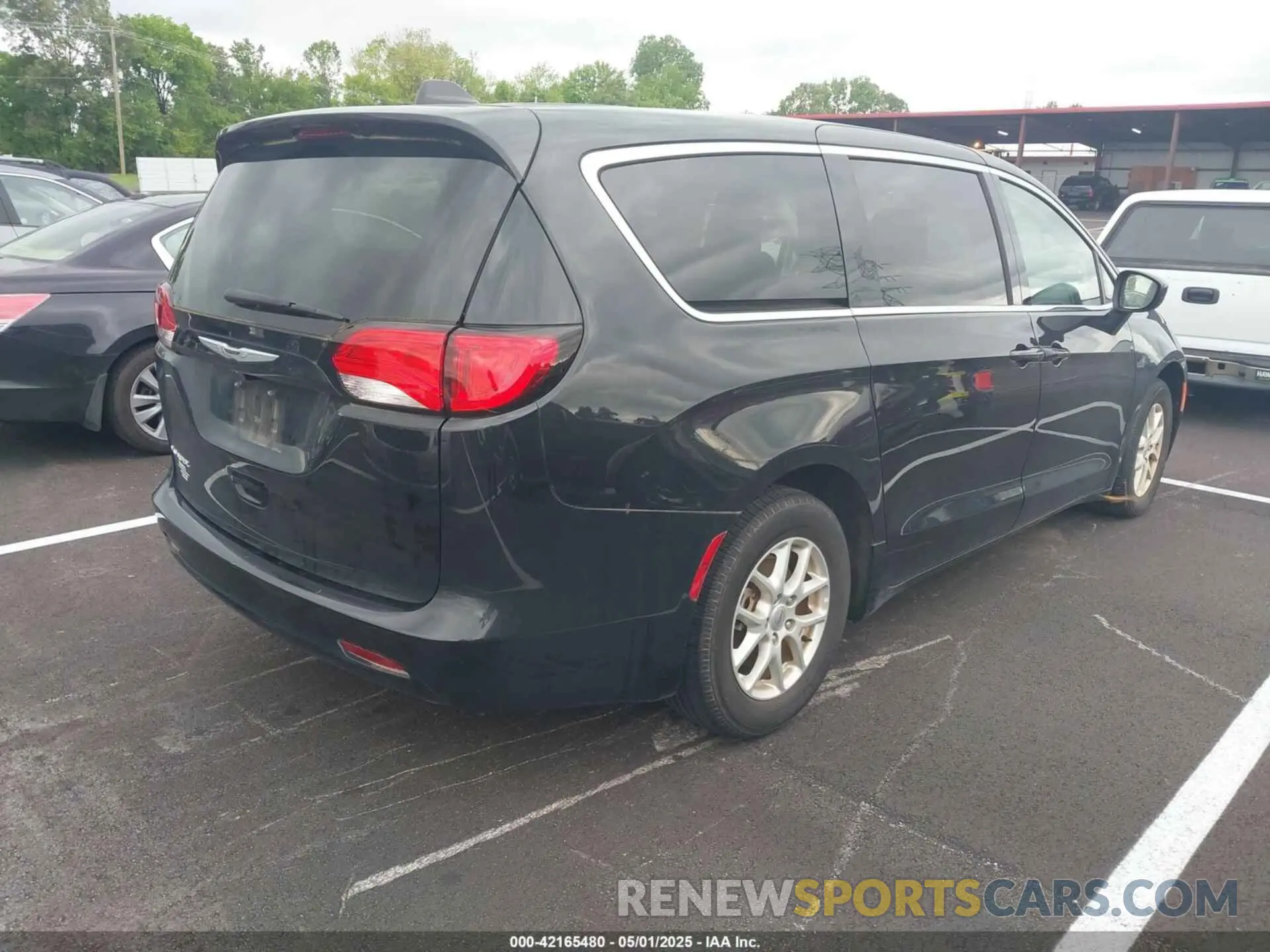 4 Photograph of a damaged car 2C4RC1CG0NR102991 CHRYSLER VOYAGER 2022
