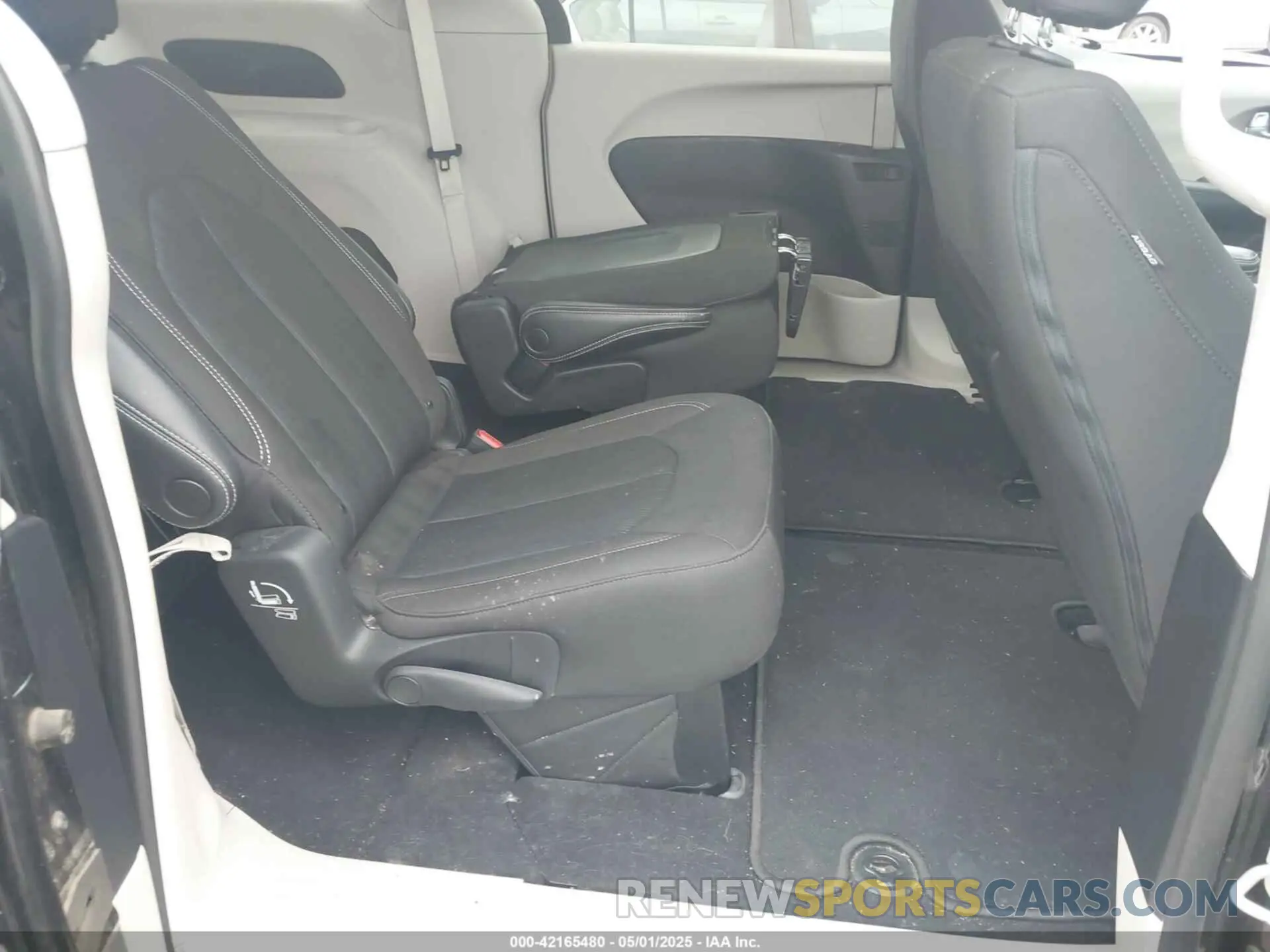 8 Photograph of a damaged car 2C4RC1CG0NR102991 CHRYSLER VOYAGER 2022