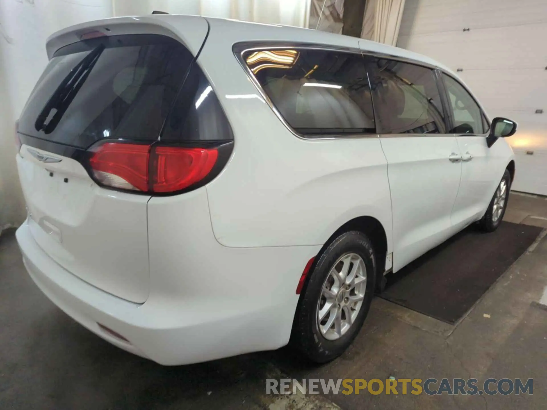 1 Photograph of a damaged car 2C4RC1CG0NR103316 CHRYSLER VOYAGER 2022