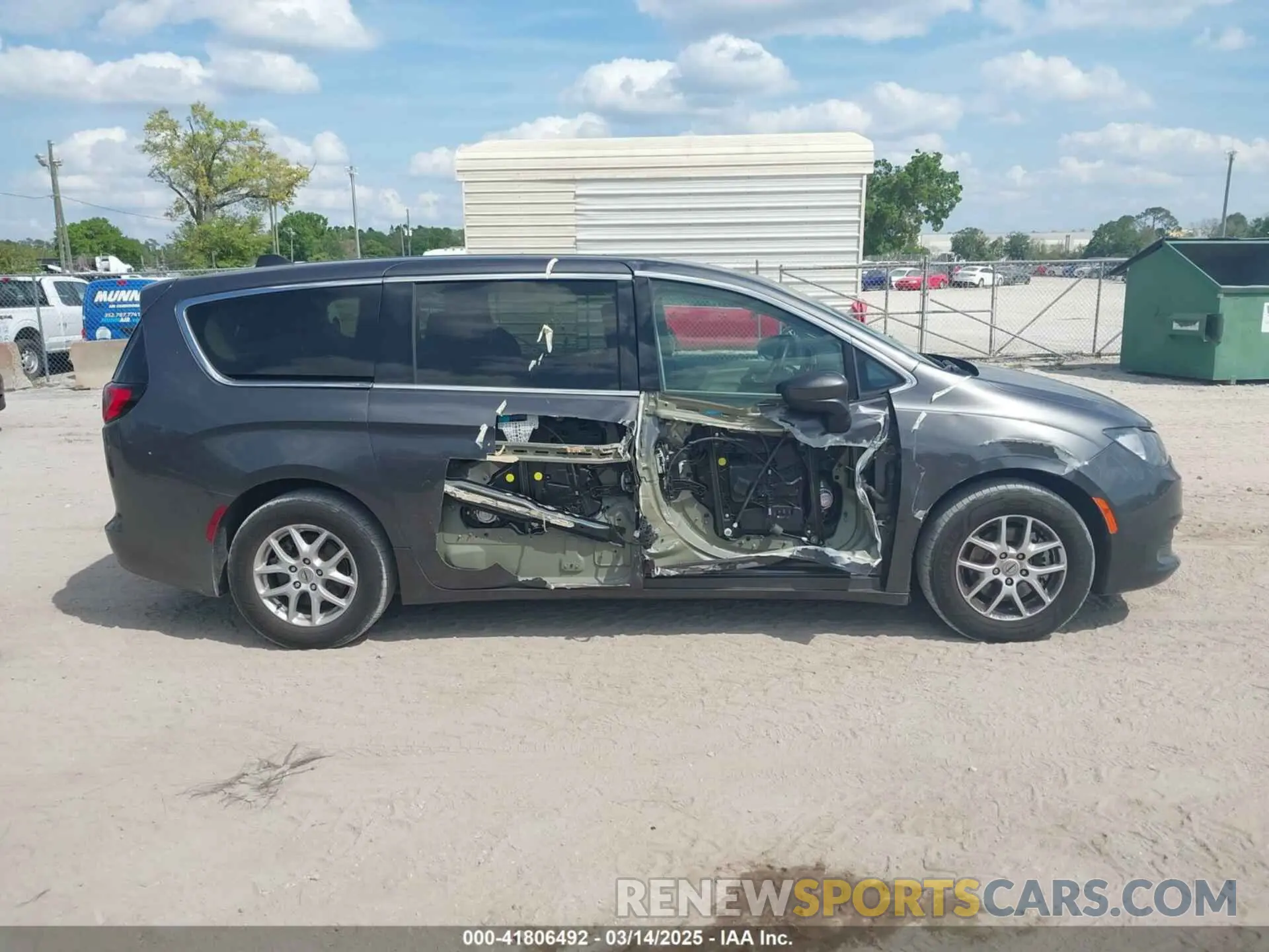 13 Фотография поврежденного автомобиля 2C4RC1CG2NR131635 CHRYSLER VOYAGER 2022