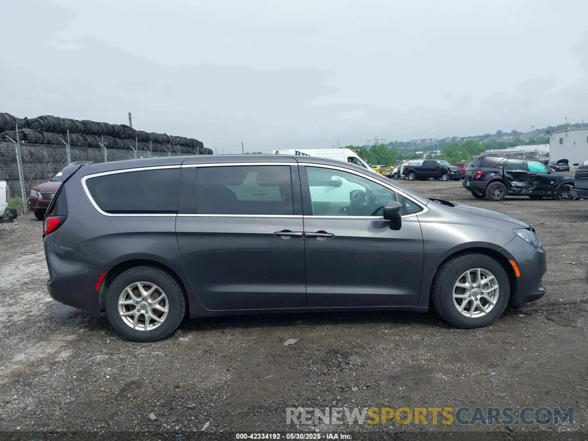 14 Photograph of a damaged car 2C4RC1CG5NR104669 CHRYSLER VOYAGER 2022