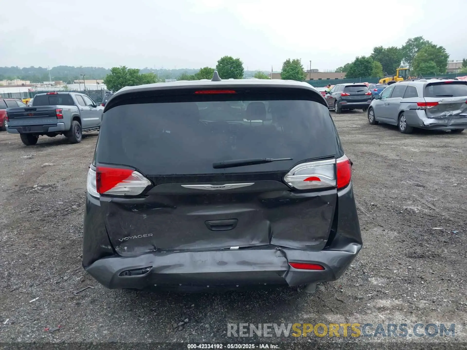 17 Photograph of a damaged car 2C4RC1CG5NR104669 CHRYSLER VOYAGER 2022