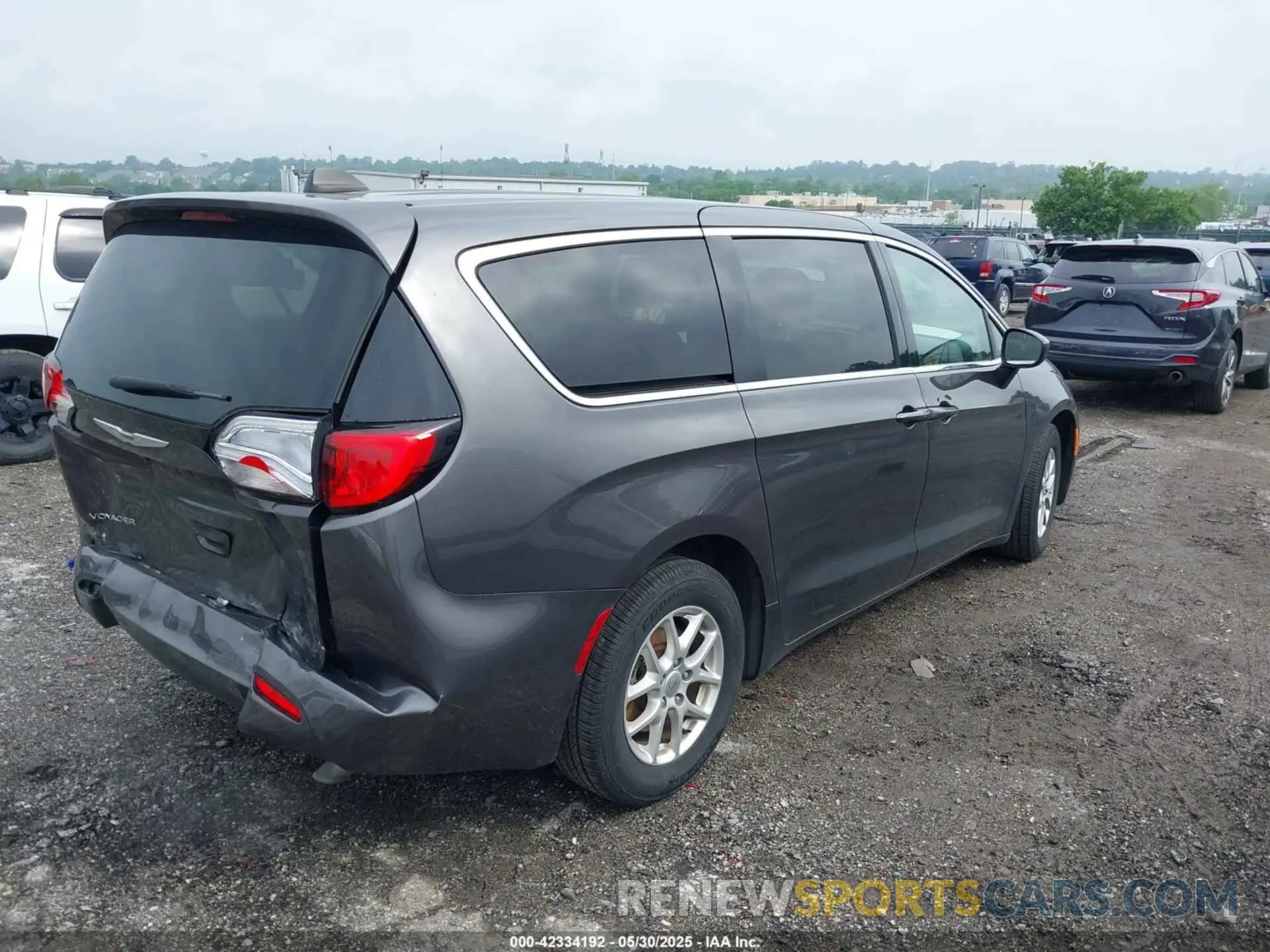 4 Photograph of a damaged car 2C4RC1CG5NR104669 CHRYSLER VOYAGER 2022
