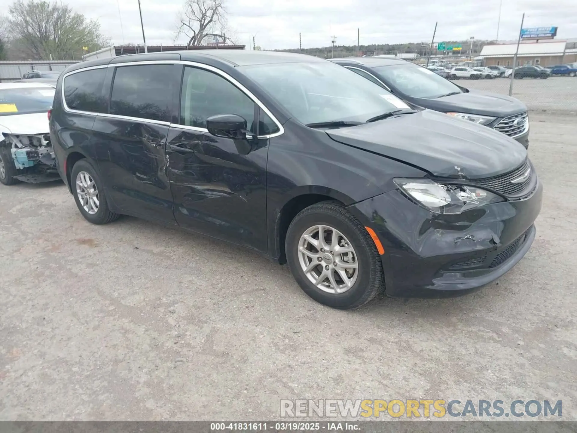 1 Photograph of a damaged car 2C4RC1CG5NR226898 CHRYSLER VOYAGER 2022