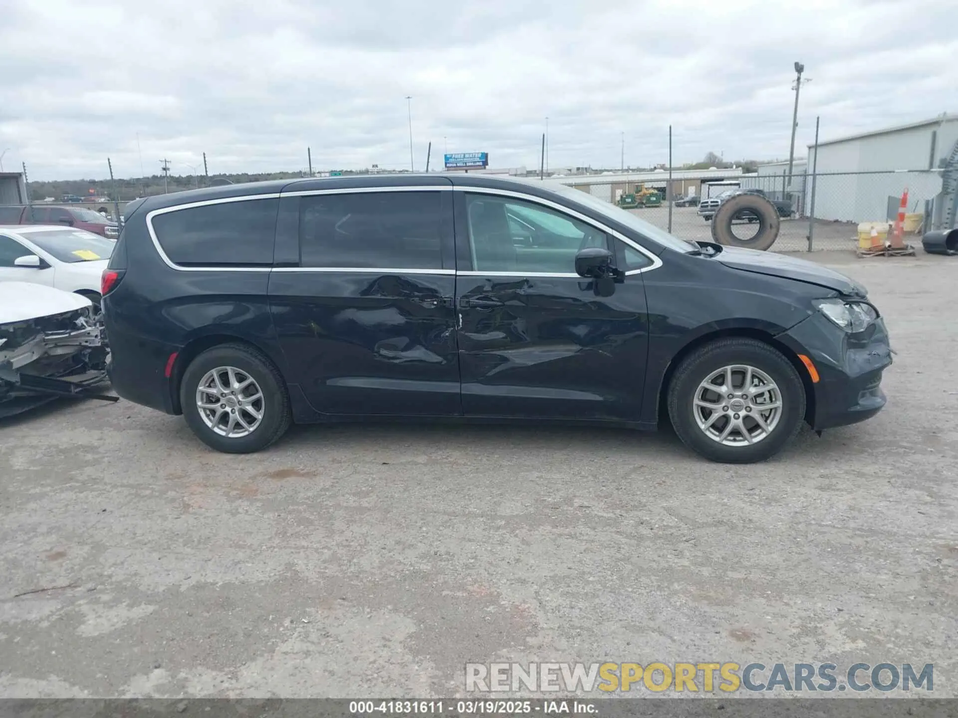 13 Photograph of a damaged car 2C4RC1CG5NR226898 CHRYSLER VOYAGER 2022