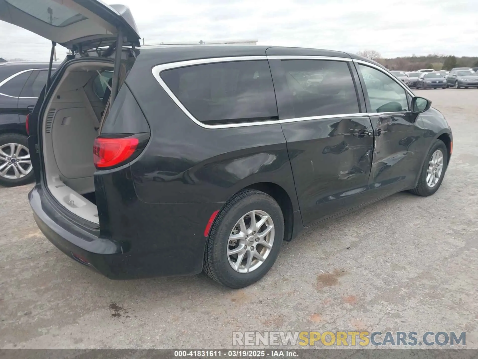 4 Photograph of a damaged car 2C4RC1CG5NR226898 CHRYSLER VOYAGER 2022