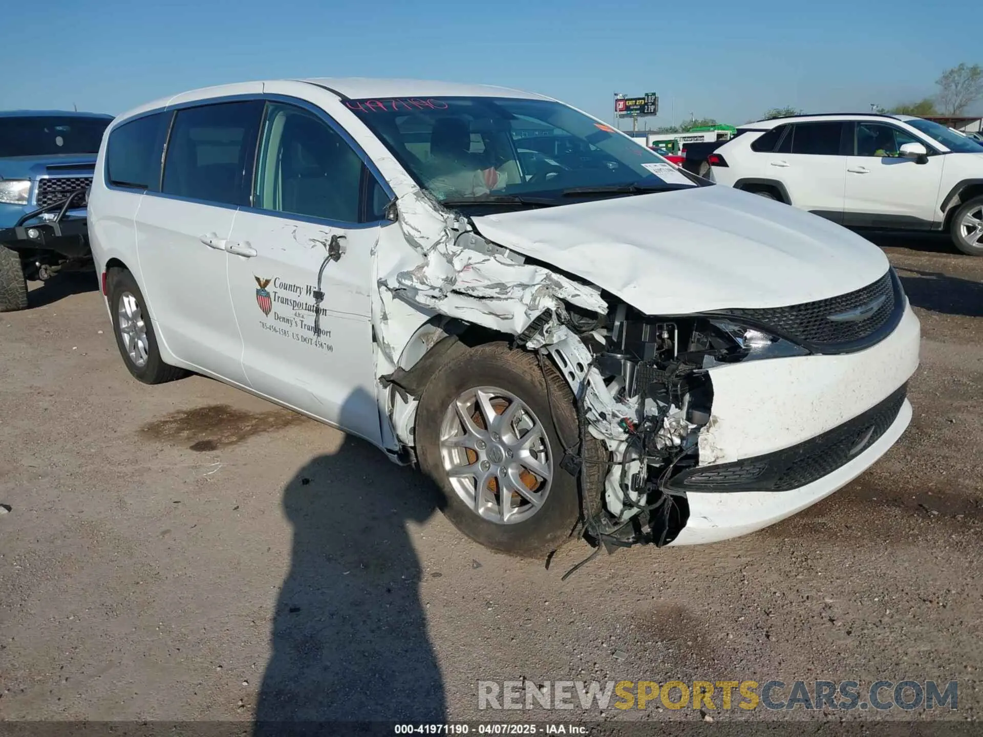 1 Фотография поврежденного автомобиля 2C4RC1CG6NR208667 CHRYSLER VOYAGER 2022