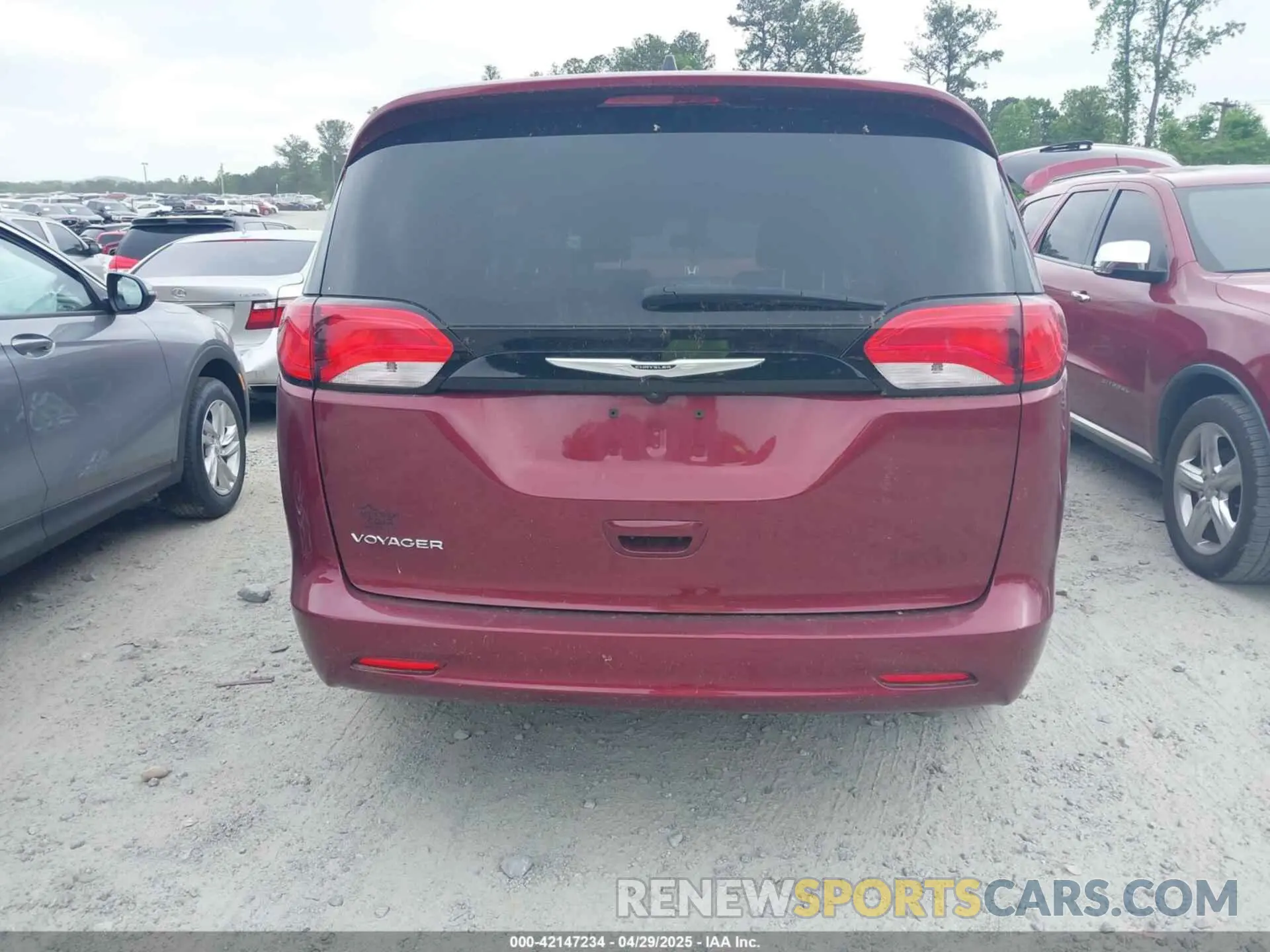 16 Photograph of a damaged car 2C4RC1CG6NR226151 CHRYSLER VOYAGER 2022