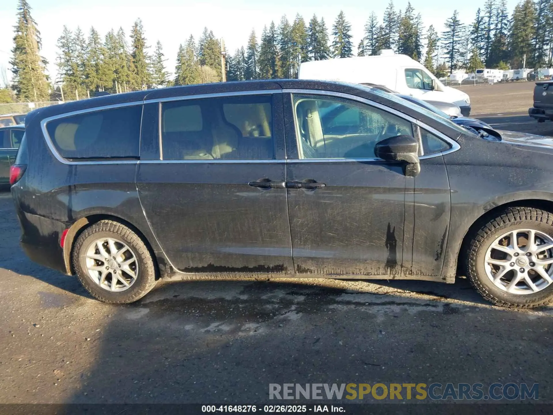 13 Photograph of a damaged car 2C4RC1CG8NR153008 CHRYSLER VOYAGER 2022