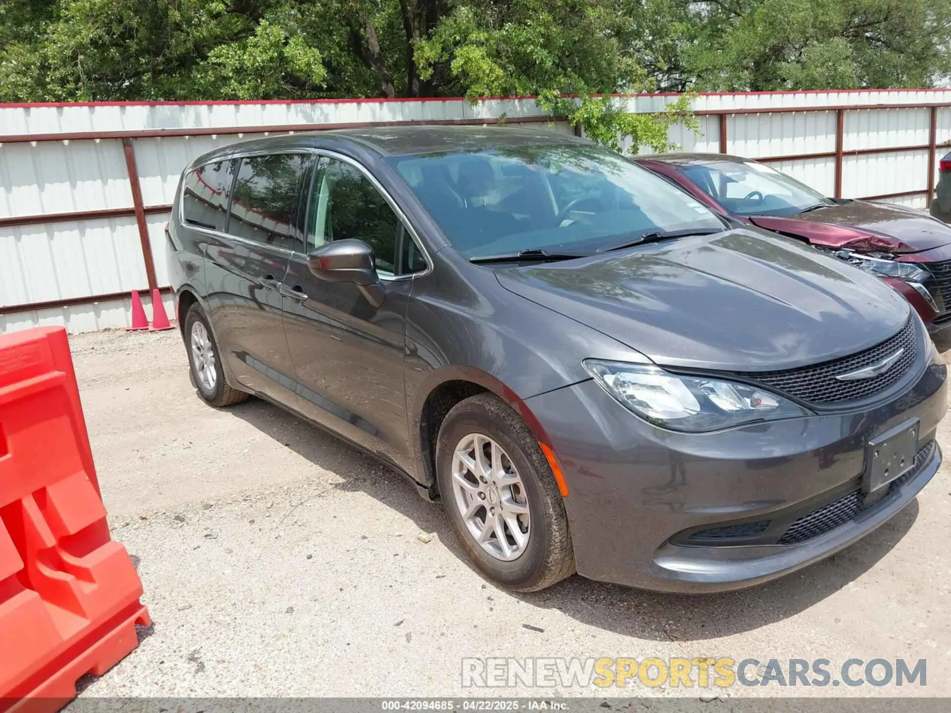 1 Фотография поврежденного автомобиля 2C4RC1CG9NR229867 CHRYSLER VOYAGER 2022