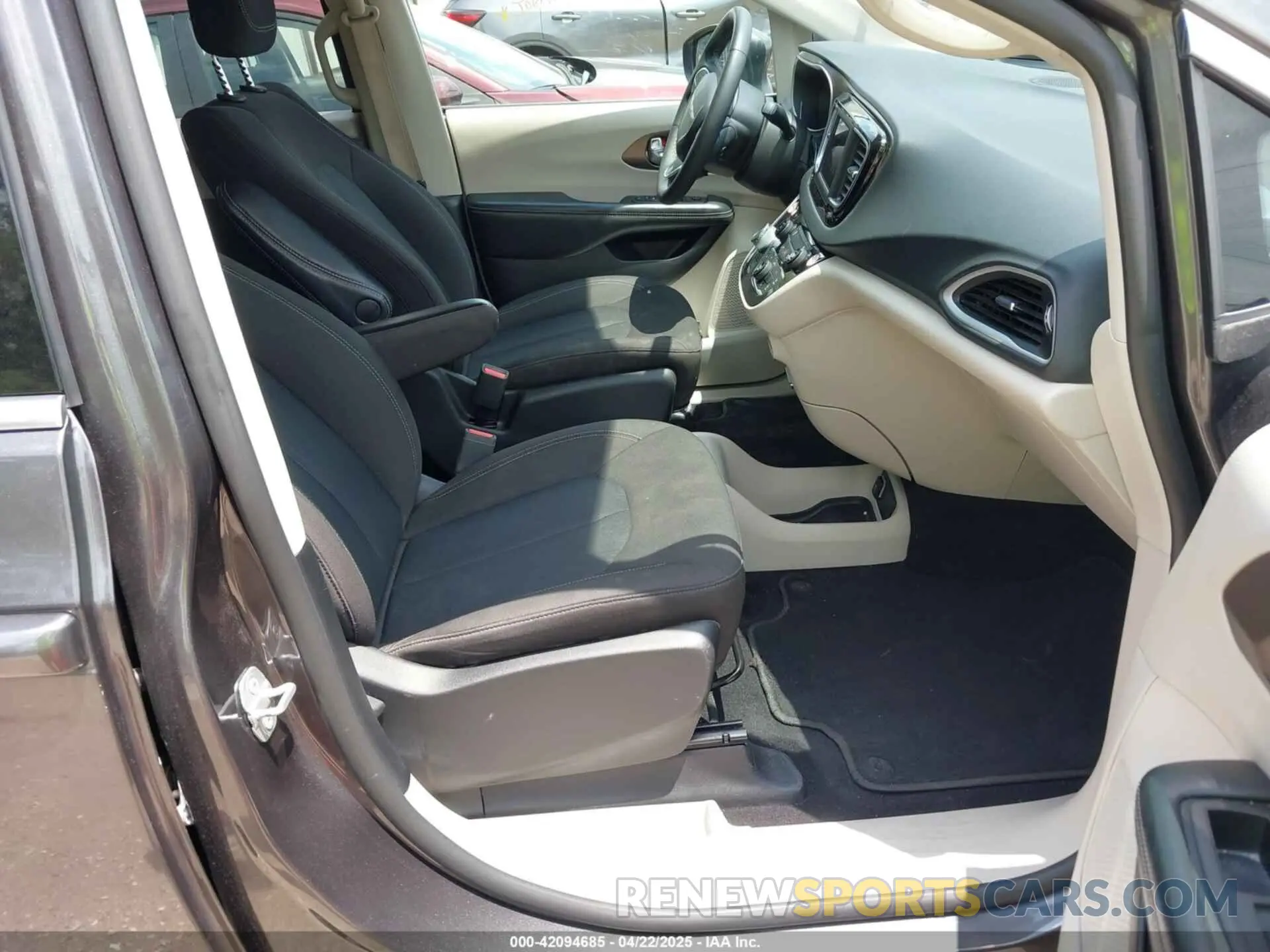 5 Фотография поврежденного автомобиля 2C4RC1CG9NR229867 CHRYSLER VOYAGER 2022