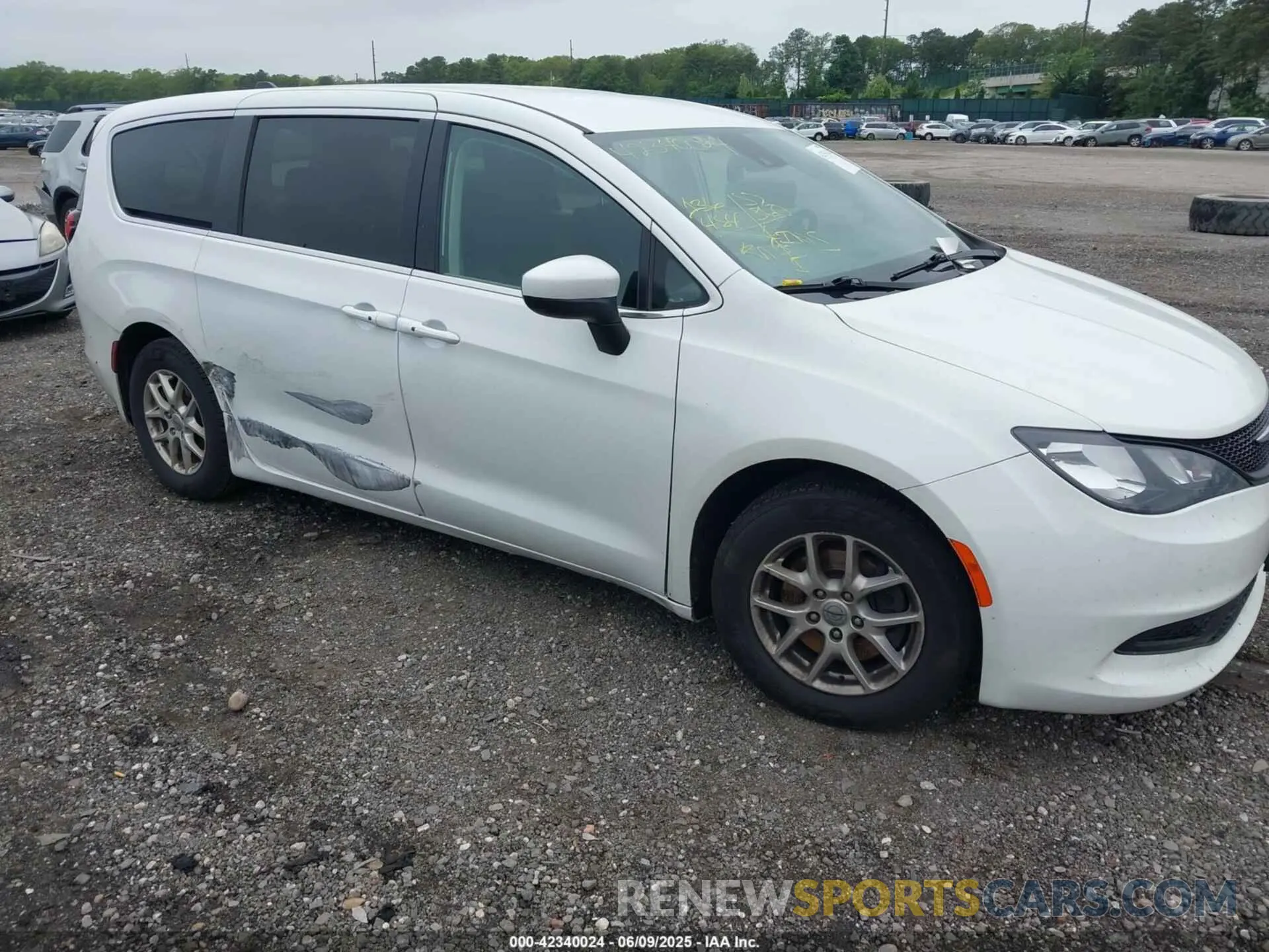 1 Photograph of a damaged car 2C4RC1CGXNR102738 CHRYSLER VOYAGER 2022