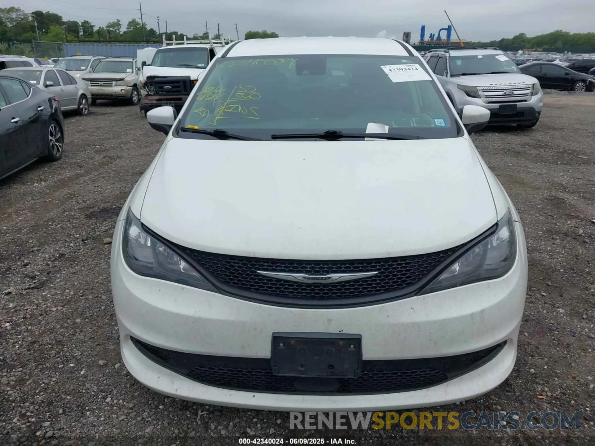 11 Photograph of a damaged car 2C4RC1CGXNR102738 CHRYSLER VOYAGER 2022