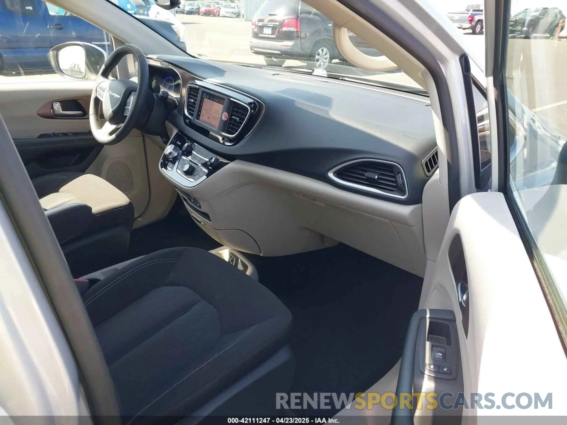5 Фотография поврежденного автомобиля 2C4RC1CG0PR597647 CHRYSLER VOYAGER 2023