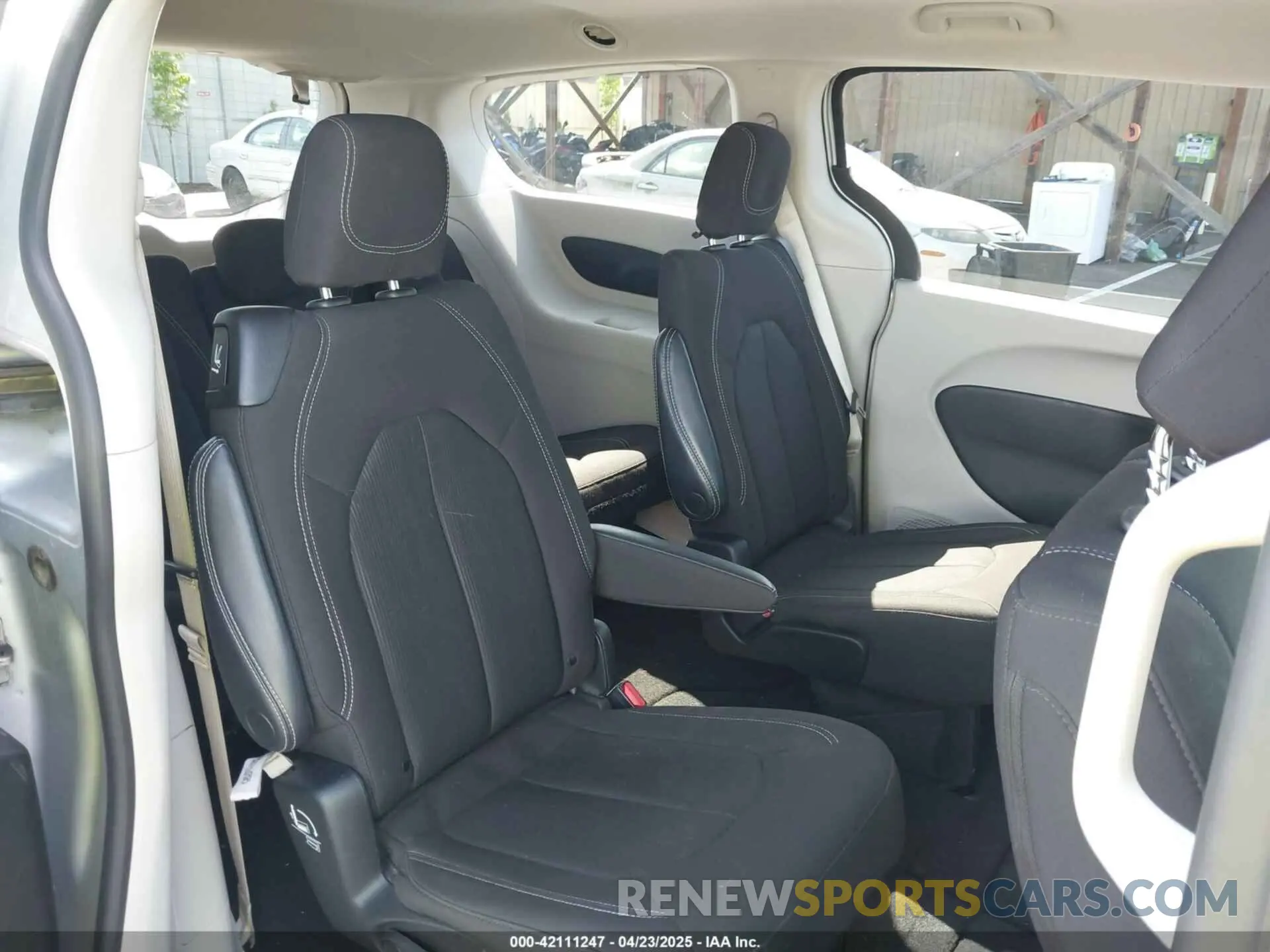 8 Фотография поврежденного автомобиля 2C4RC1CG0PR597647 CHRYSLER VOYAGER 2023